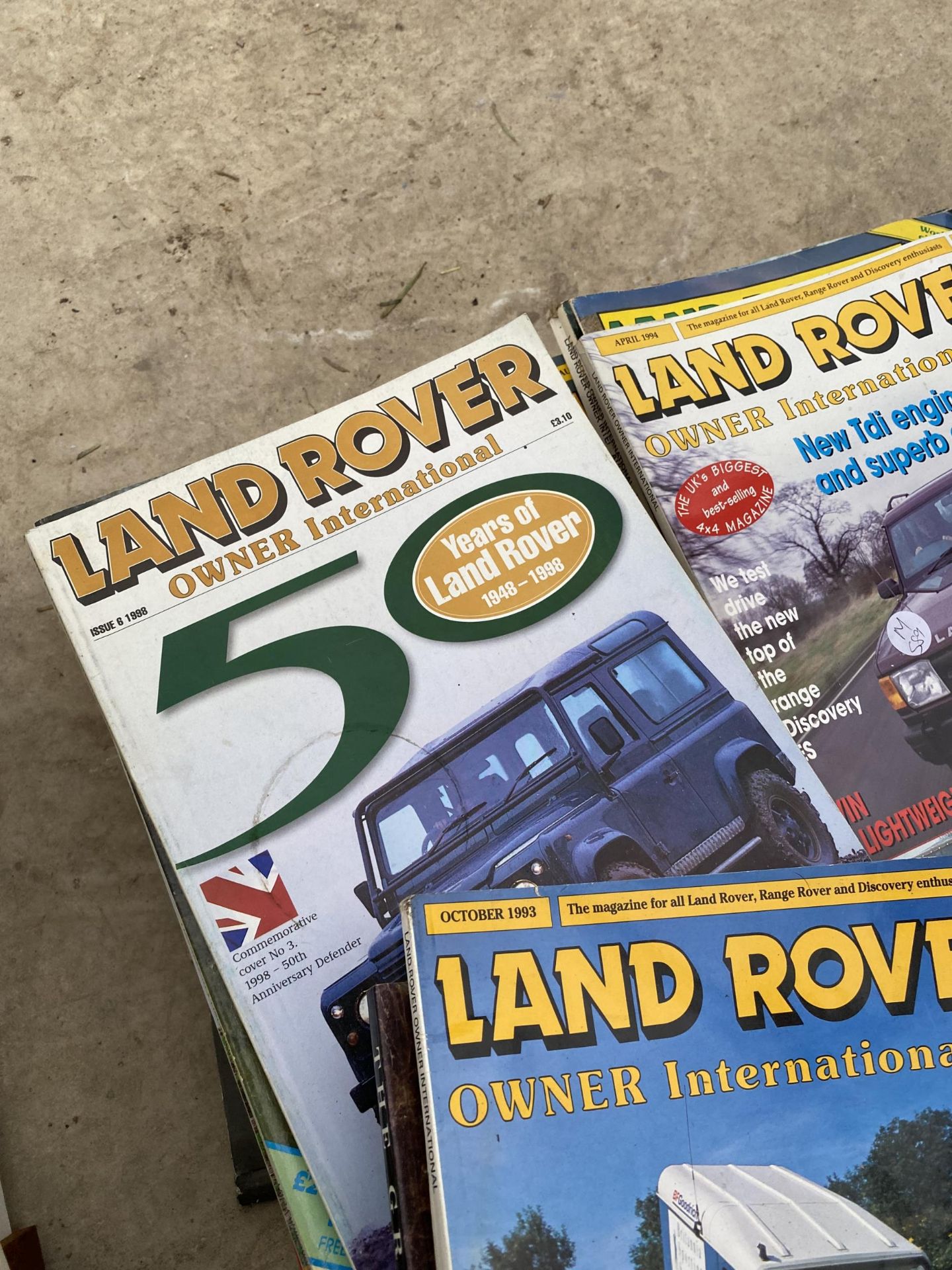 AN ASSORTMENT OF VINTAGE LAND ROVER MAGAZINES - Image 2 of 2