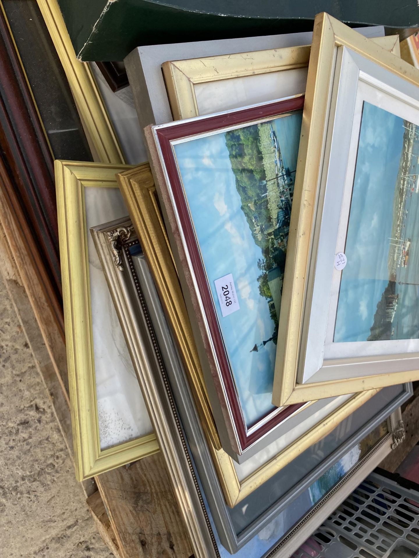 A LARGE ASSORTMENT OF FRAMED PRINTS AND PICTURES - Image 2 of 4