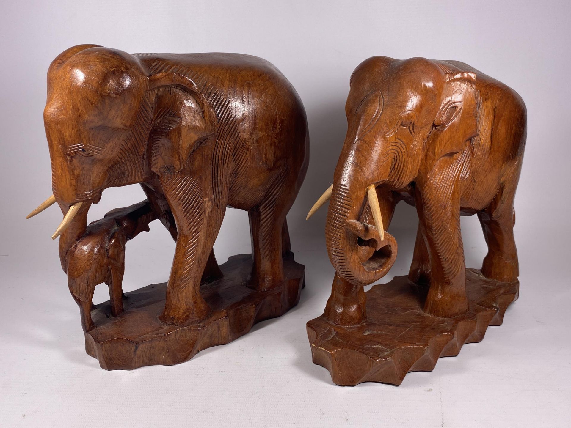 A PAIR OF VINTAGE CARVED WOODEN TRIBAL FAMILY OF ELEPHANT FIGURES, HEIGTH 27CM - Image 4 of 5