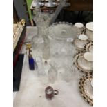 A MIXED LOT OF CUT GLASSWARE TO INCLUDE A DECANTER ETC