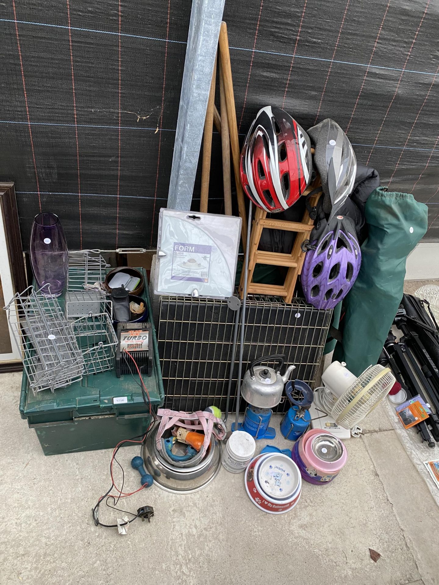 A LARGE ASSORTMENT OF ITEMS TO INCLUDE A PET CRATE, CAMPING STOVES AND DOG BOWLS ETC