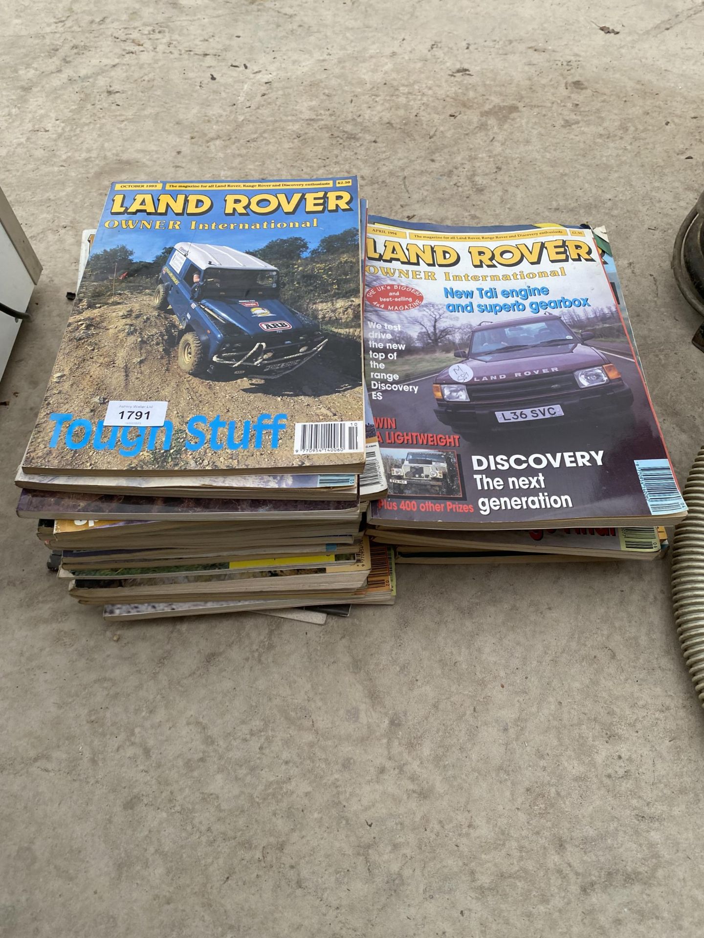 AN ASSORTMENT OF VINTAGE LAND ROVER MAGAZINES