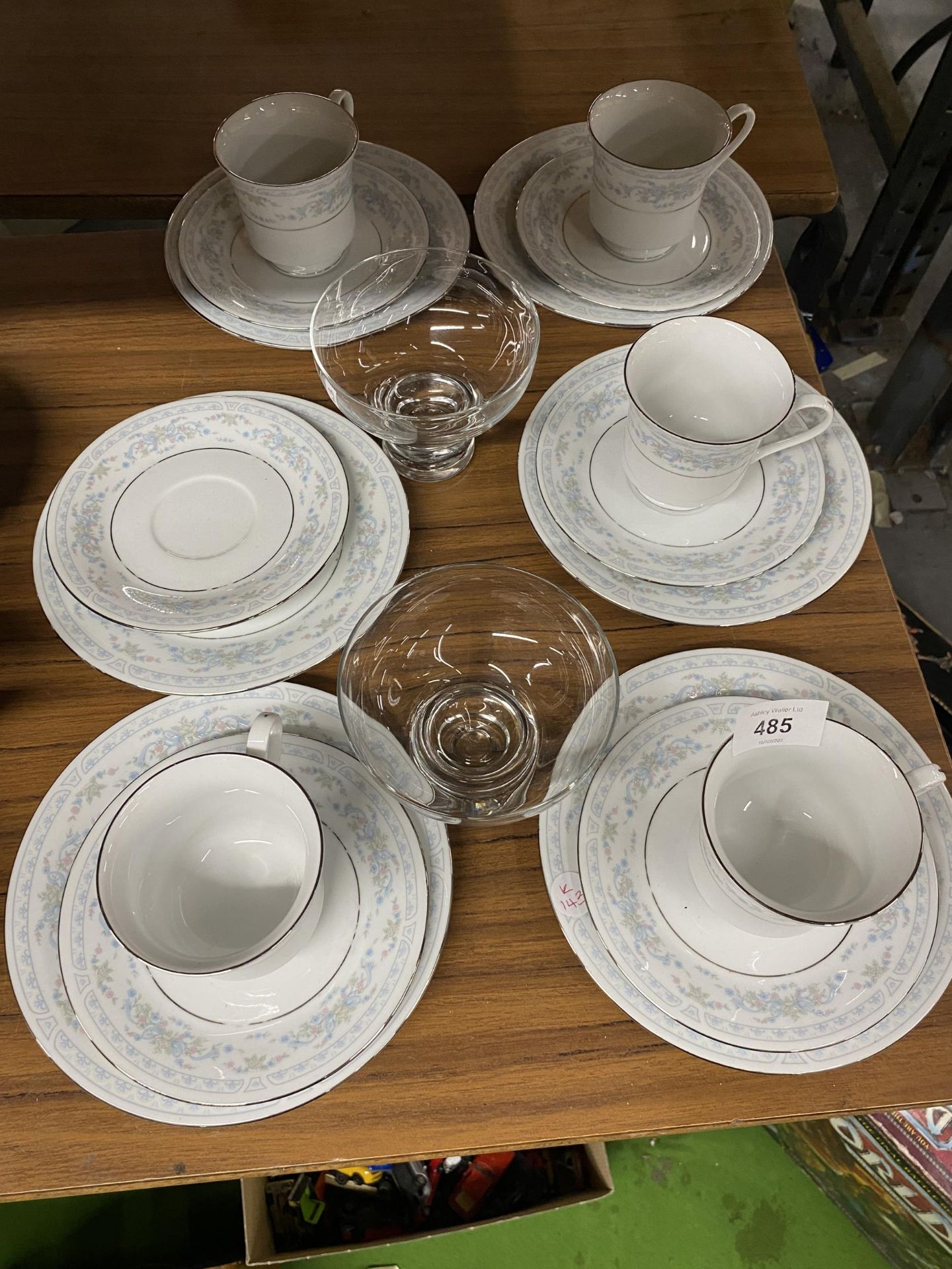 A QUANTITY OF CROWN MING CHINA CUPS, SAUCERS AND SIDE PLATES PLUS TWO GLASS DESSERT BOWLS