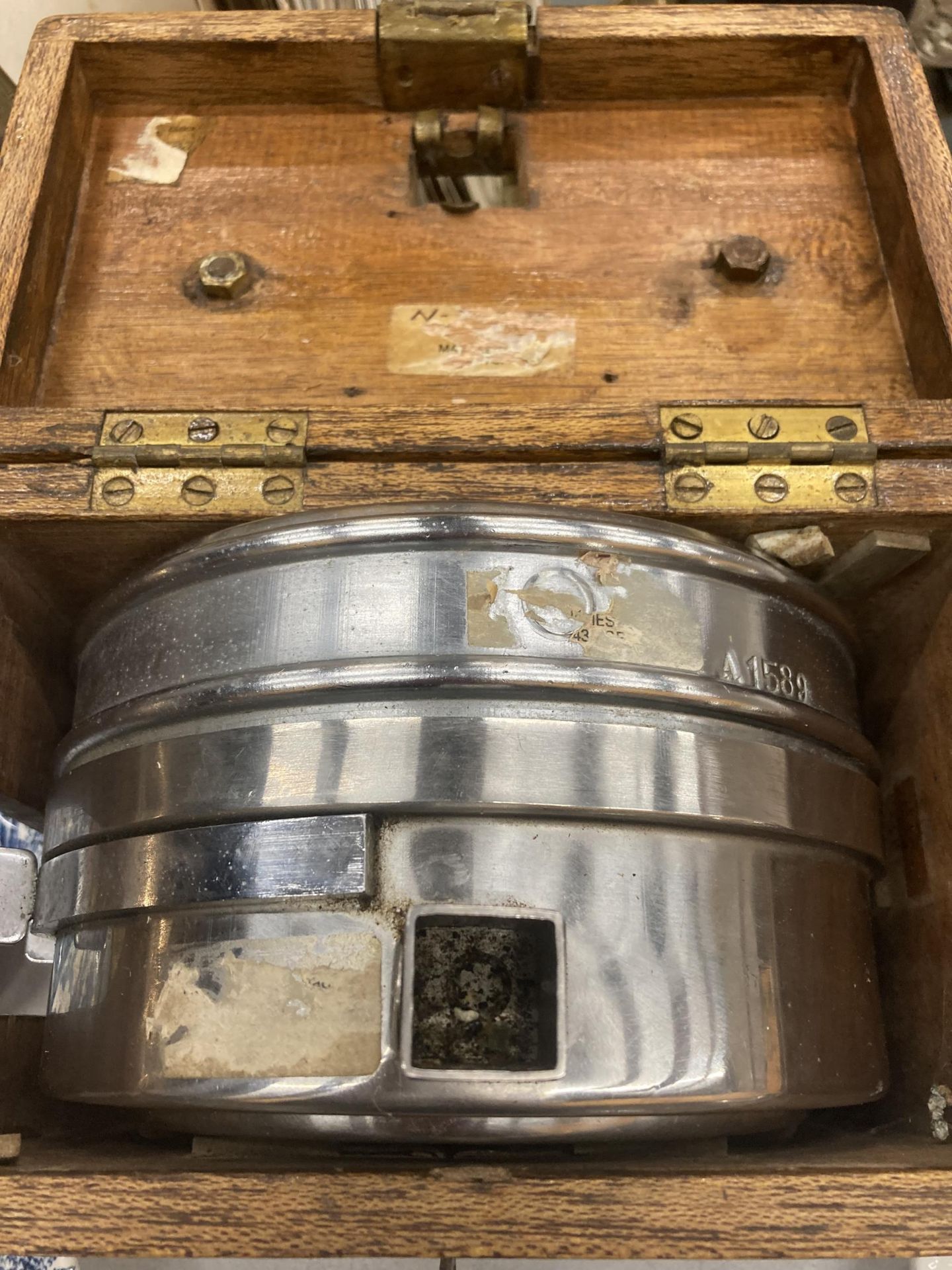 A VINTAGE PIGEON RACING CLOCK IN AN OAK CASE - Image 4 of 6