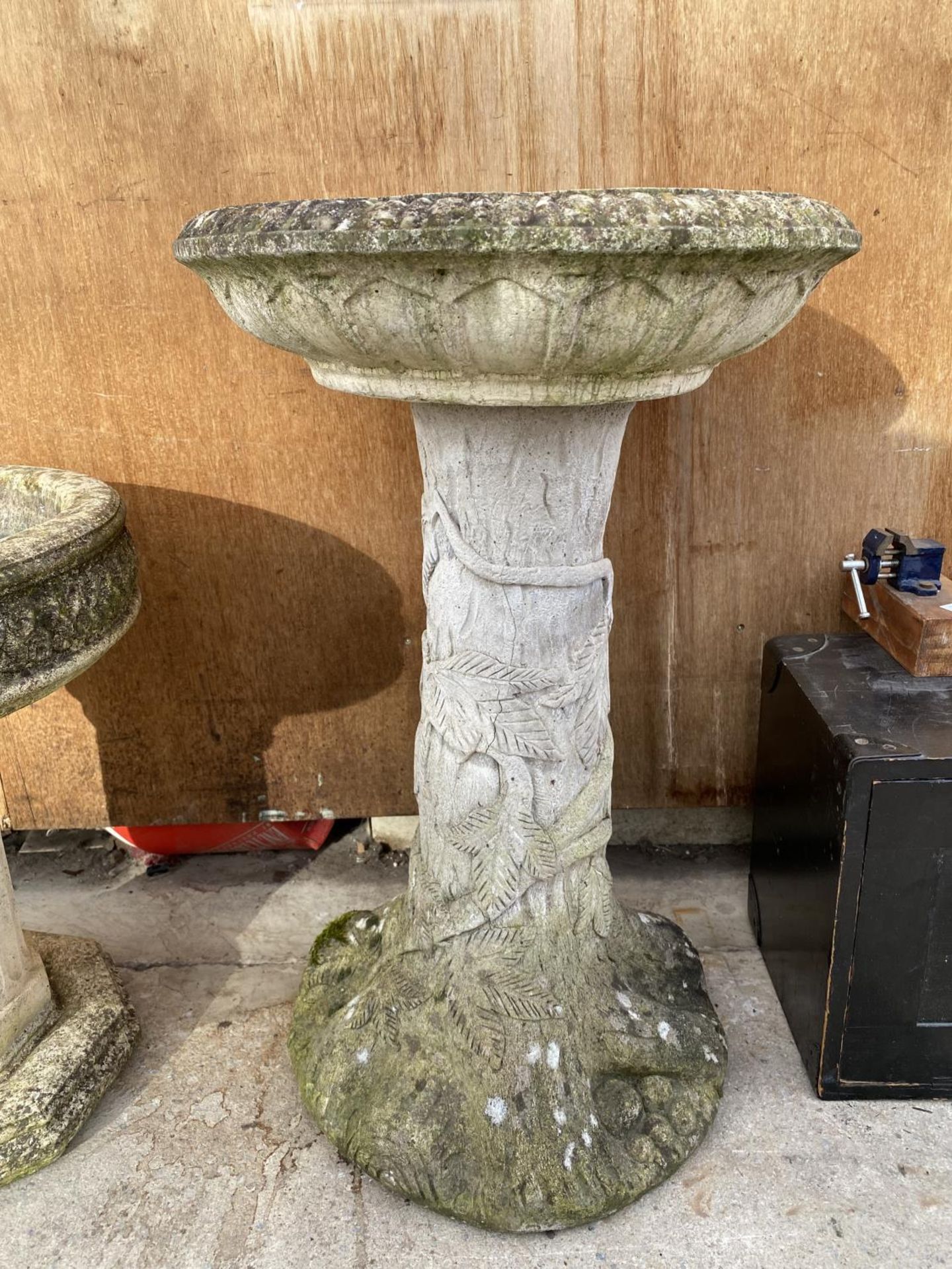 A RECONSTITUTED STONE BIRD BATH WITH PEDESTAL BASE (H:65CM)