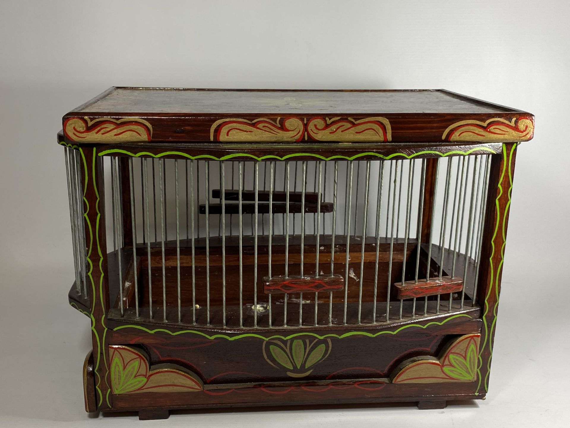 A VINTAGE HAND PAINTED WOODEN BIRD CAGE, 28 X 38 X 22CM