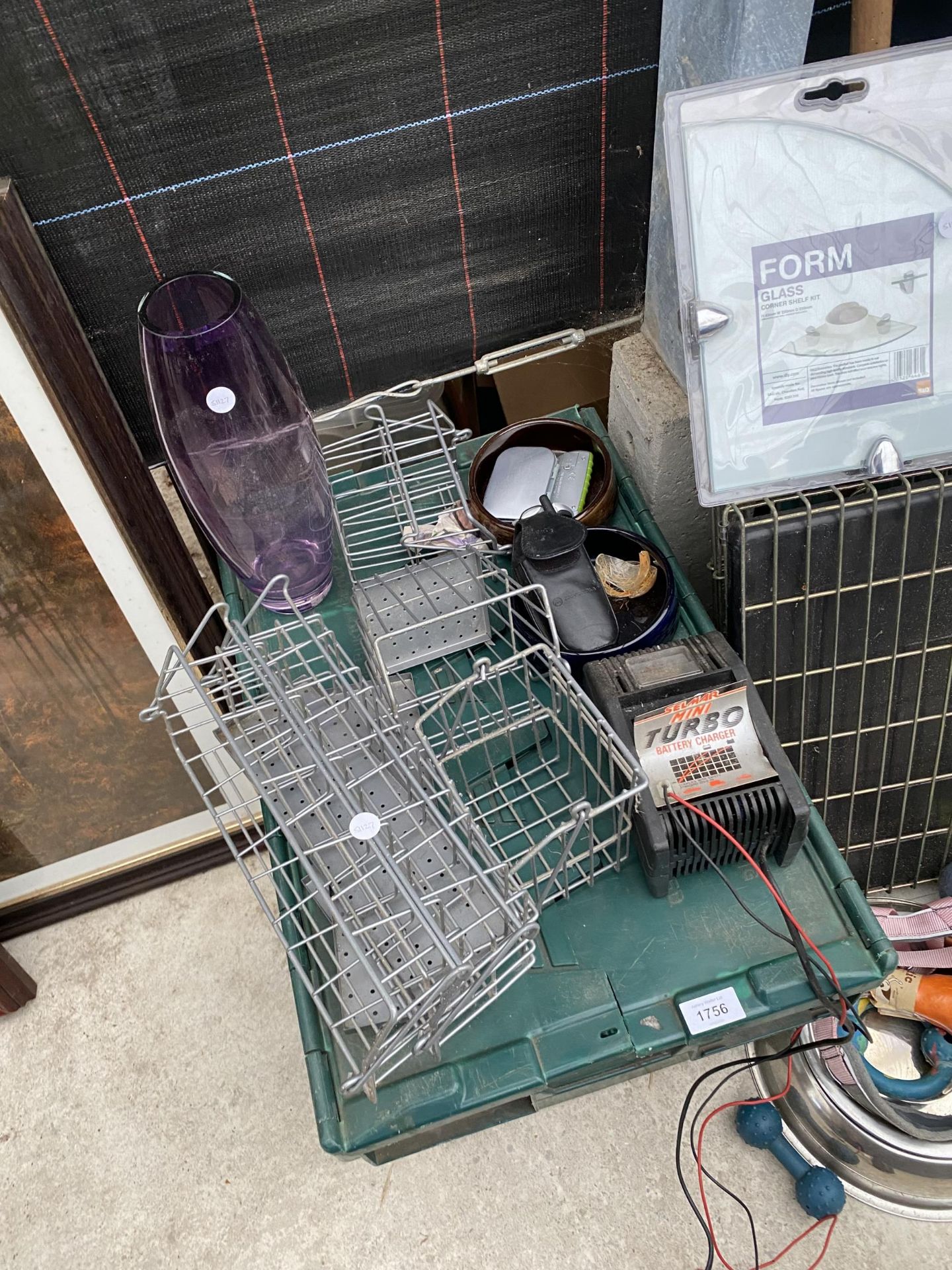 A LARGE ASSORTMENT OF ITEMS TO INCLUDE A PET CRATE, CAMPING STOVES AND DOG BOWLS ETC - Image 3 of 4