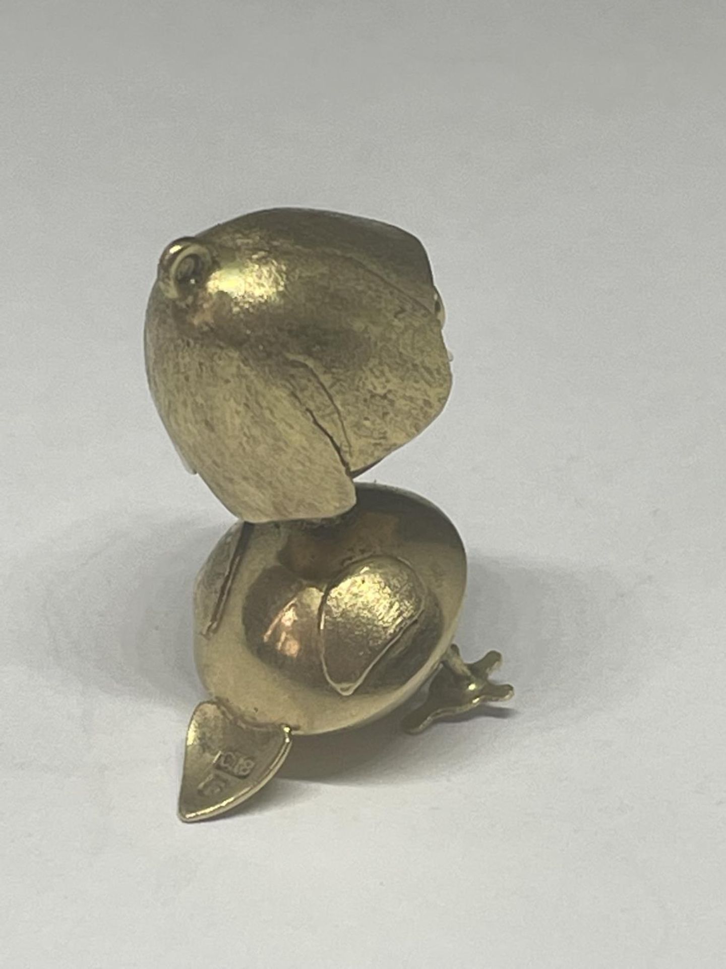 AN 18 CARAT GOLD CHICK PENDANT GROSS WEIGHT 5.67 GRAMS - Image 2 of 4