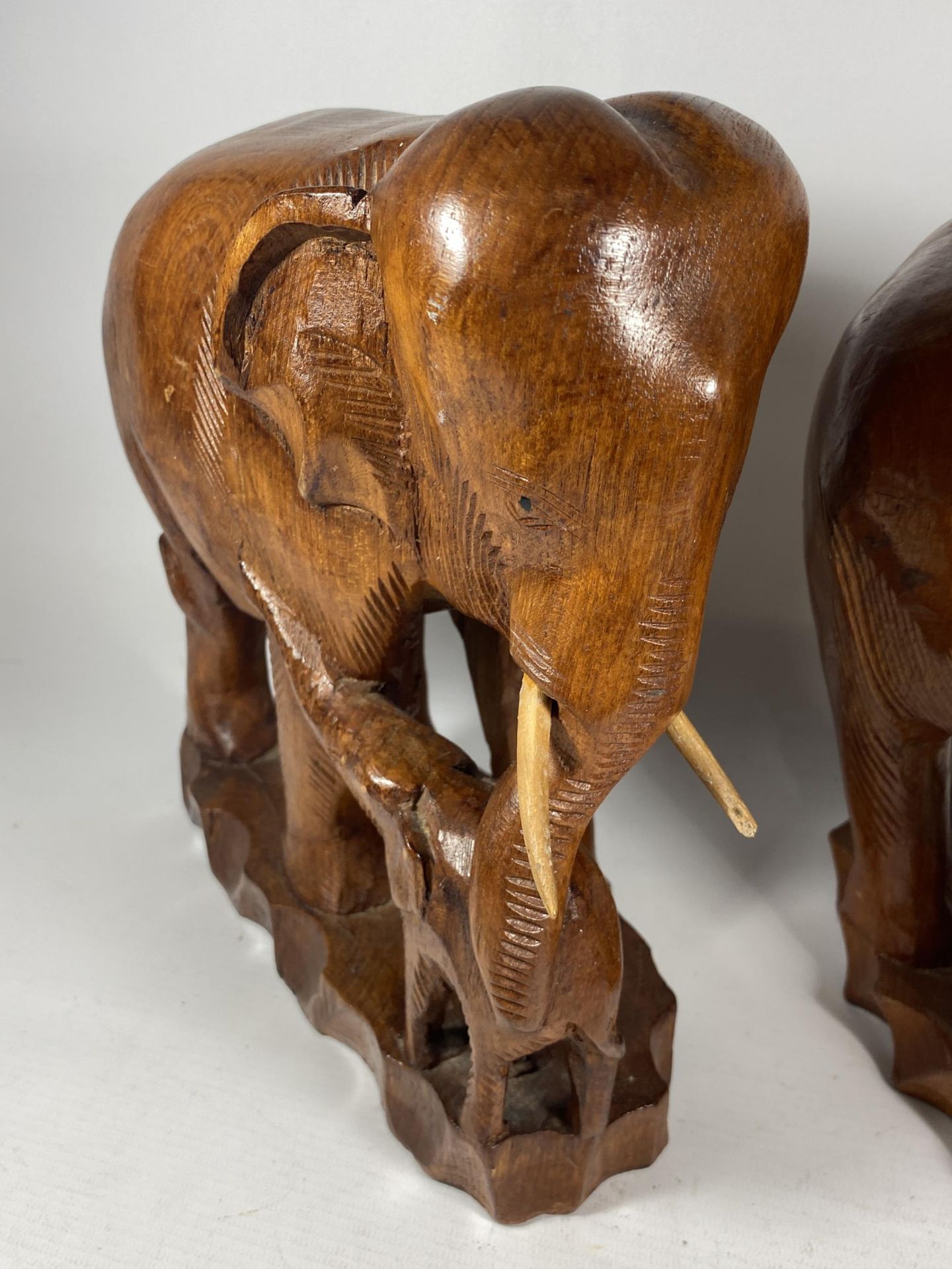 A PAIR OF VINTAGE CARVED WOODEN TRIBAL FAMILY OF ELEPHANT FIGURES, HEIGTH 27CM - Image 2 of 5