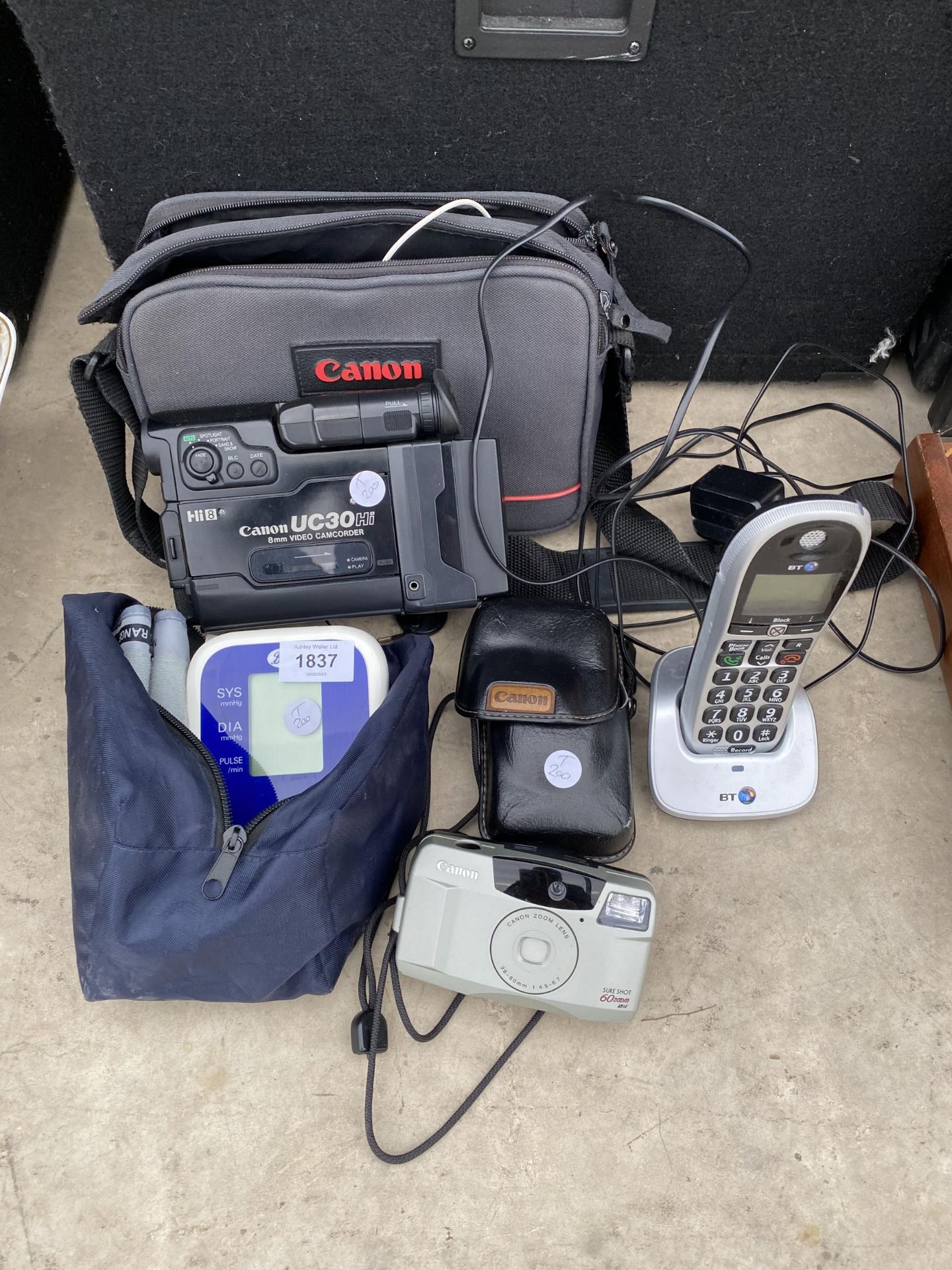 AN ASSORTMENT OF ELECTRICALS TO INCLUDE CAMERAS AND PHONE ETC