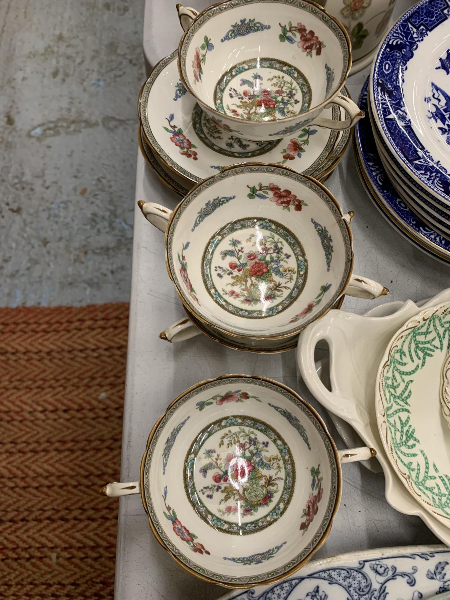 A LARGE QUANTITY OF ITEMS TO INCLUDE A BLUE AND WHITE PLATTER, ROYAL WORCESTER WILLOW PATTERN - Image 4 of 8