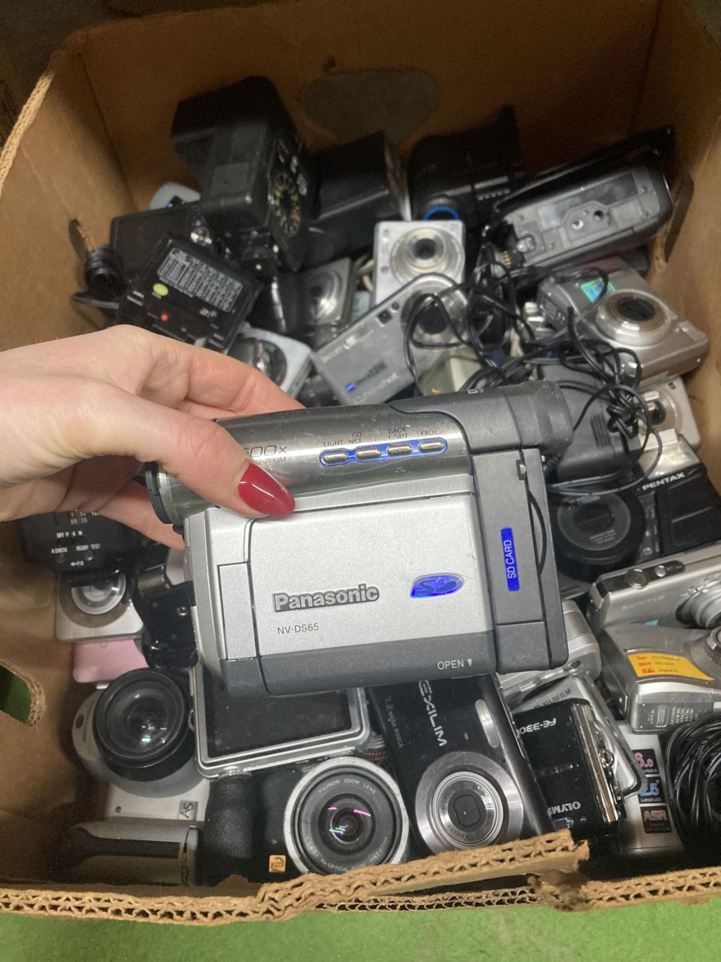 A LARGE QUANTITY OF DIGITAL CAMERAS - Bild 2 aus 4