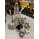 A MIXED LOT OF SILVER & SILVER PLATED ITEMS TO INCLUDE A GEORGIAN SILVER SMALL CADDY SPOON AND