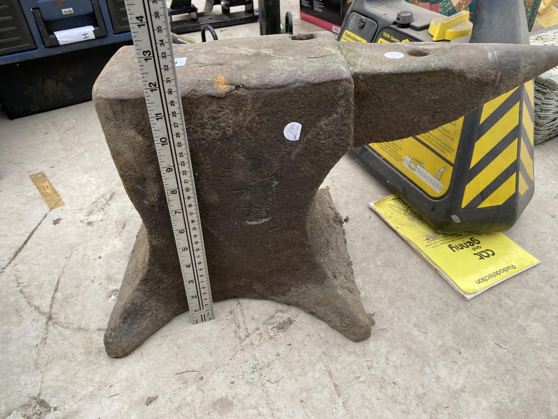 A VINTAGE HEAVY CAST IRON BLACKSMITHS ANVIL - Image 2 of 3