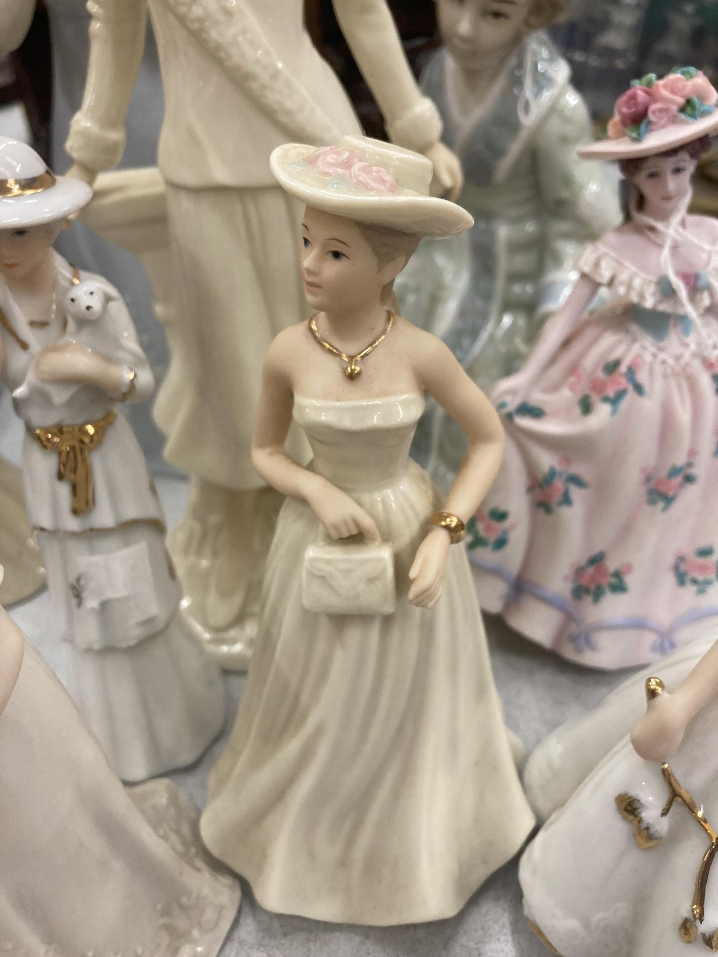 A COLLECTION OF LADY FIGURES TO INCLUDE REGENCY FINE ARTS, REGAL, ETC - Image 5 of 5