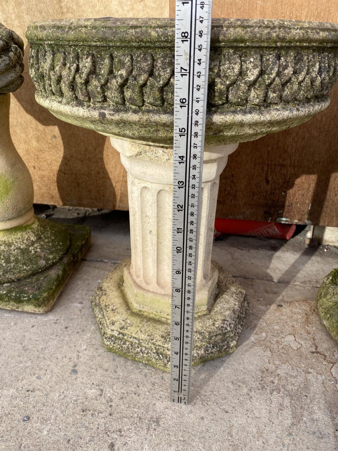 A RECONSTITUTED STONE BIRD BATH WITH PEDESTAL BASE (H:47CM) - Image 3 of 4