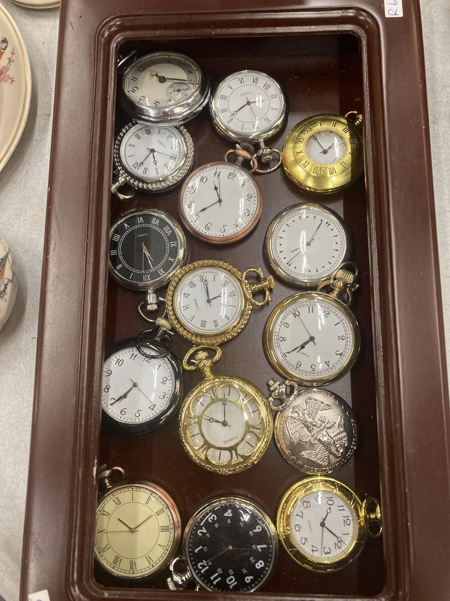 A QUANTITY OF VINTAGE STYLE POCKET WATCHES IN A WOODEN CASE - 15 IN TOTAL