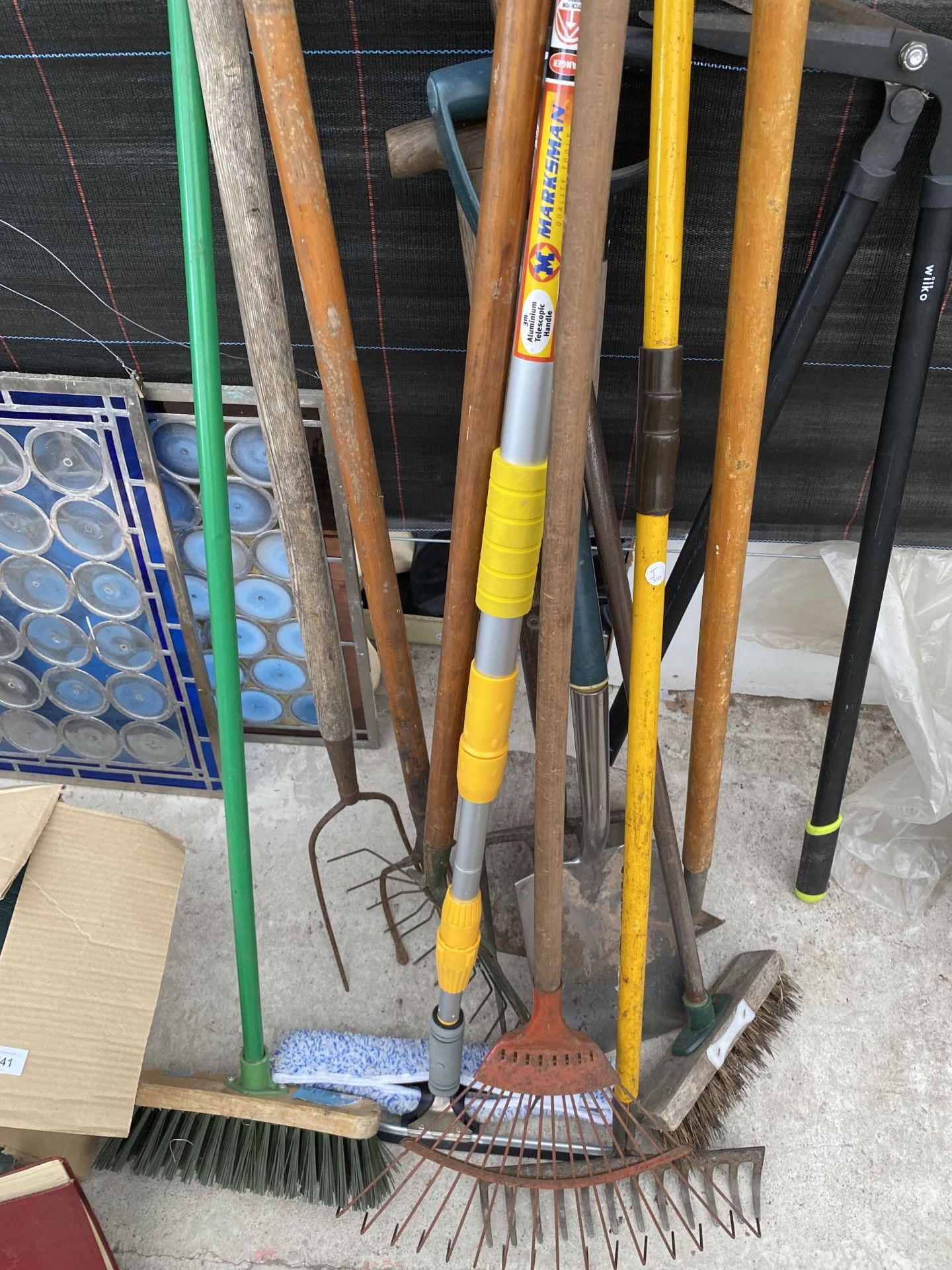 AN ASSORTMENT OF GARDEN TOOLS TO INCLUDE SPADES, RAKES AND BRUSHES ETC - Image 2 of 3
