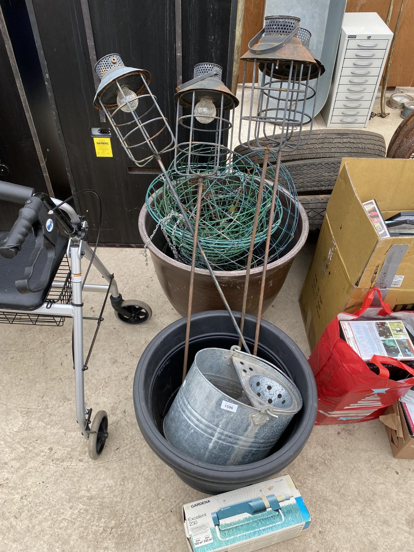 AN ASSORTMENT OF GARDEN ITEMS TO INCLUDE PLASTIC PLANTERS AND WIRE HANGING BASKETS ETC