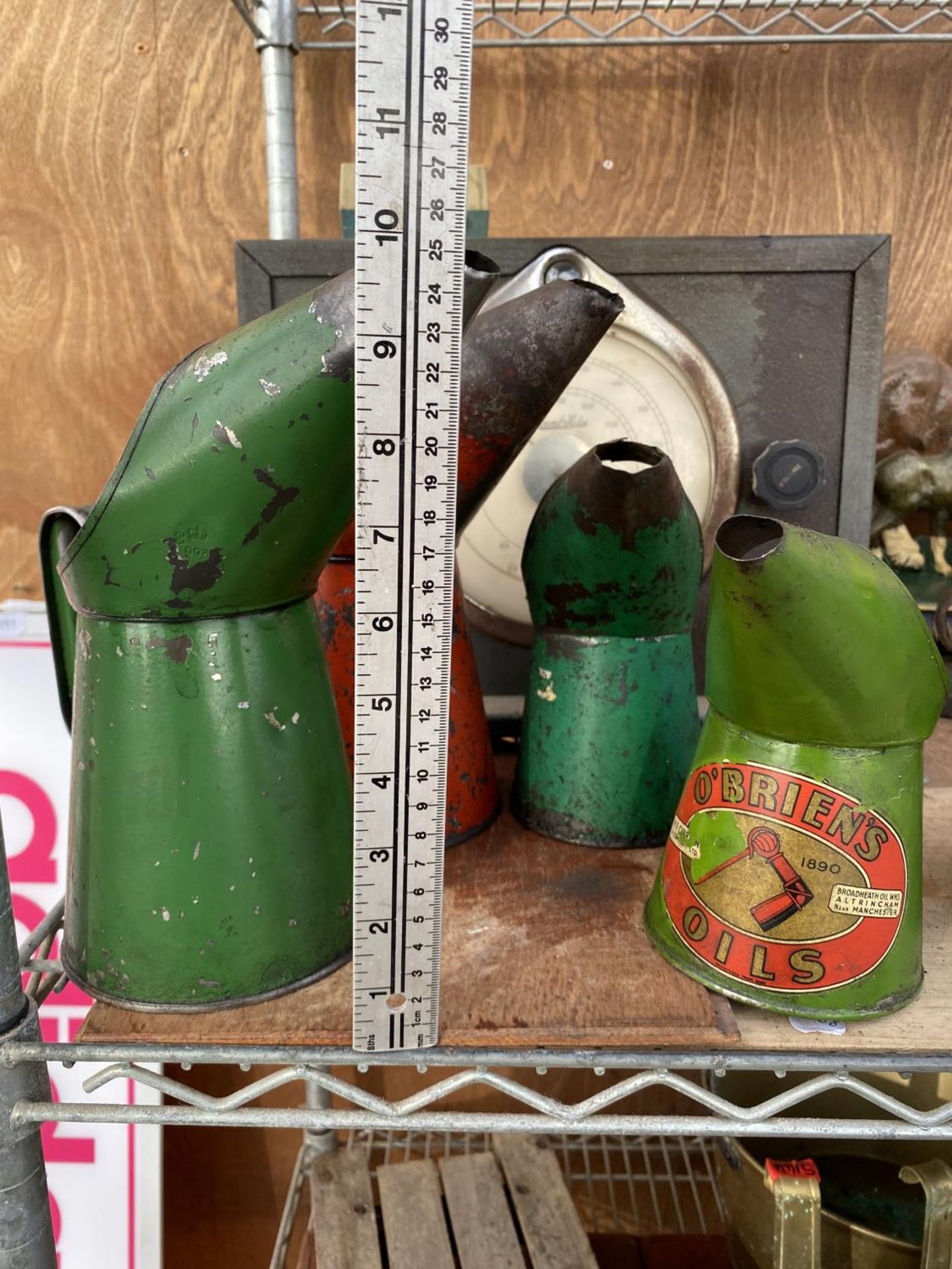 A COLLECTION OF FIVE VINTAGE OIL JUGS TO INCLUDE ONE BEARING THE LABEL 'O'BRIENS' - Image 4 of 4