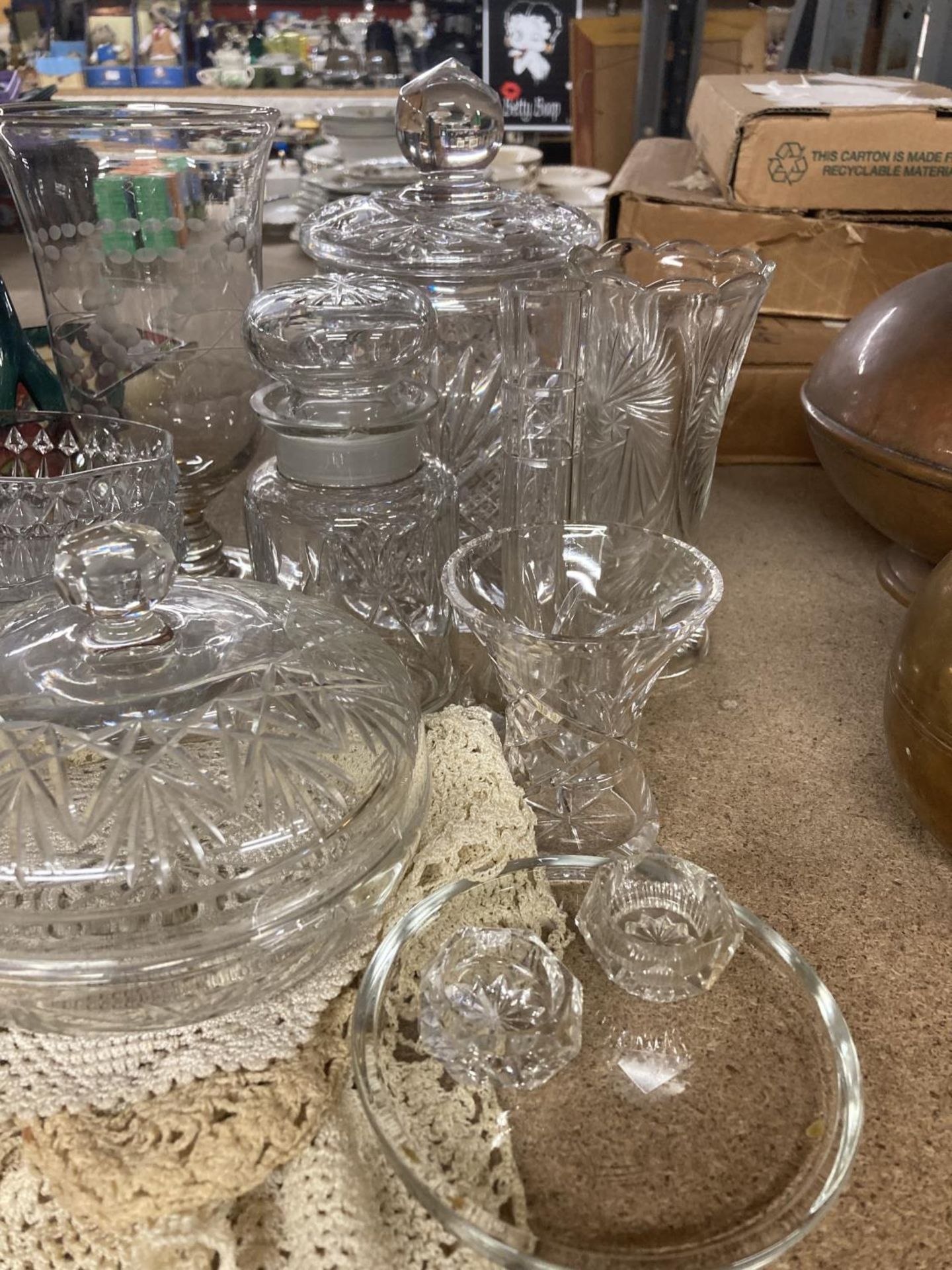 A QUANTITY OF GLASSWARE TO INCLUDE VASES, LIDDED POTS, DESSERT BOWLS, ETC - Image 2 of 3