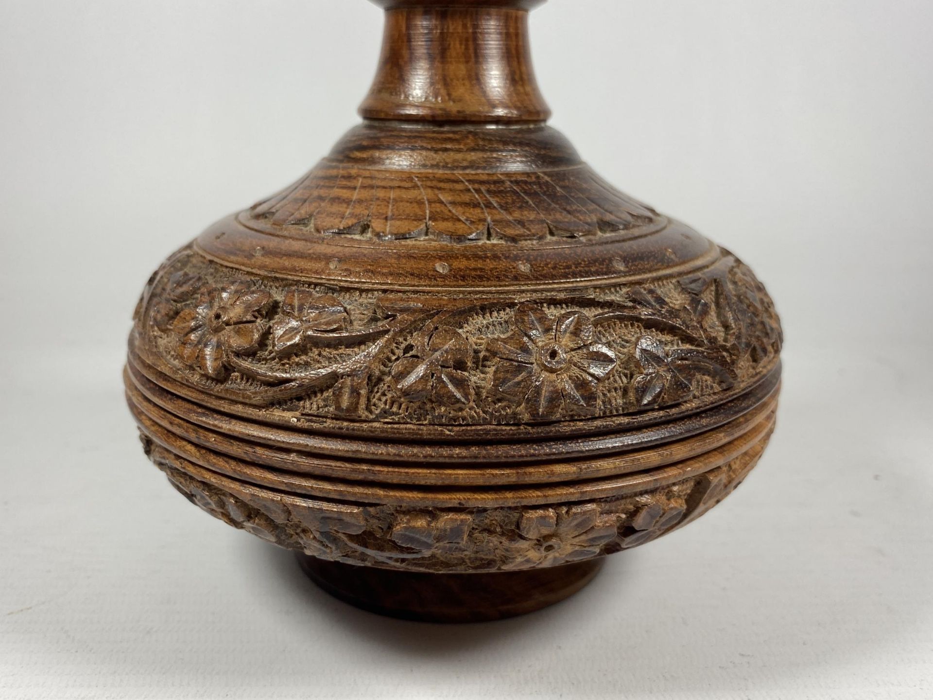 A VINTAGE CARVED WOODEN INDIAN VASE, HEIGHT 23CM - Image 2 of 4