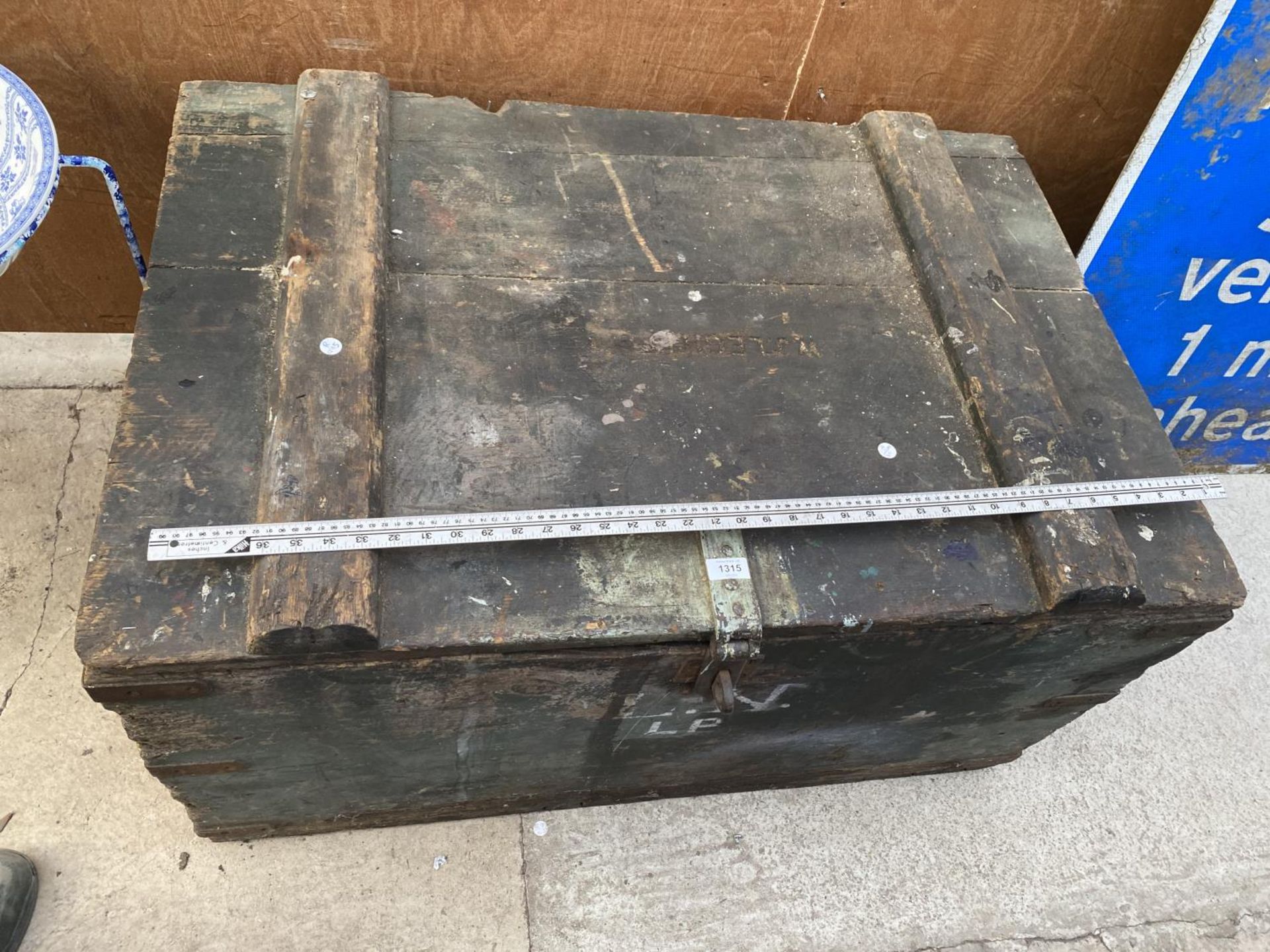 A LARGE VINTAGE WOODEN CHEST WITH METAL BANDING - Image 4 of 6