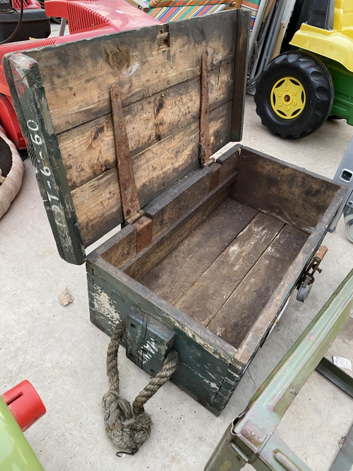 A VINTAGE WOODEN TOOL CHEST AND A FURTHER METAL CRATE - Image 3 of 3