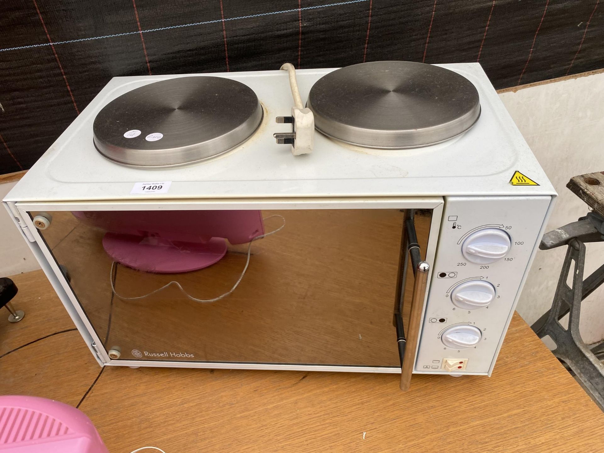 A RUSSELL HOBBS COUNTER TOP GRILL AND OVEN