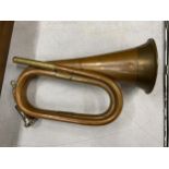 A VINTAGE COPPER AND BRASS HUNTING HORN / BUGLE