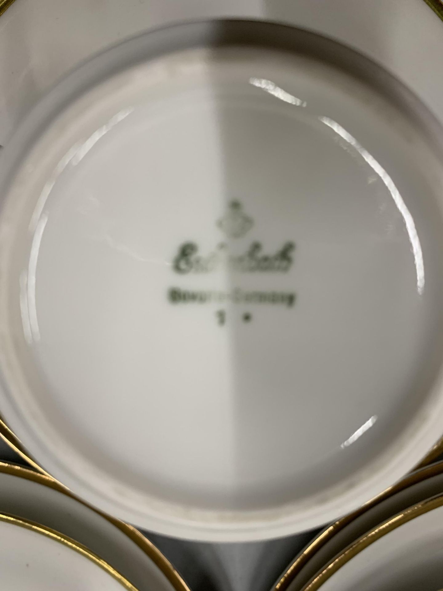 AN ESCHENBACH GERMAN PART DINNER SERVICE TO INCLUDE VARIOUS SIZED PLATES, BOWLS, CUPS, SAUCERS, ETC - Image 4 of 4