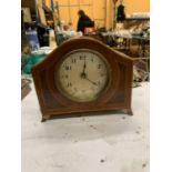 A SMALL INLAID EDWARDIAN MANTLE CLOCK HEIGHT 15CM