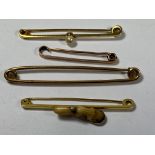 A GROUP OF FOUR 9CT YELLOW GOLD TIE PINS TO INCLUDE HORSE SHOE EXAMPLE, TOTAL WEIGHT 10.48G