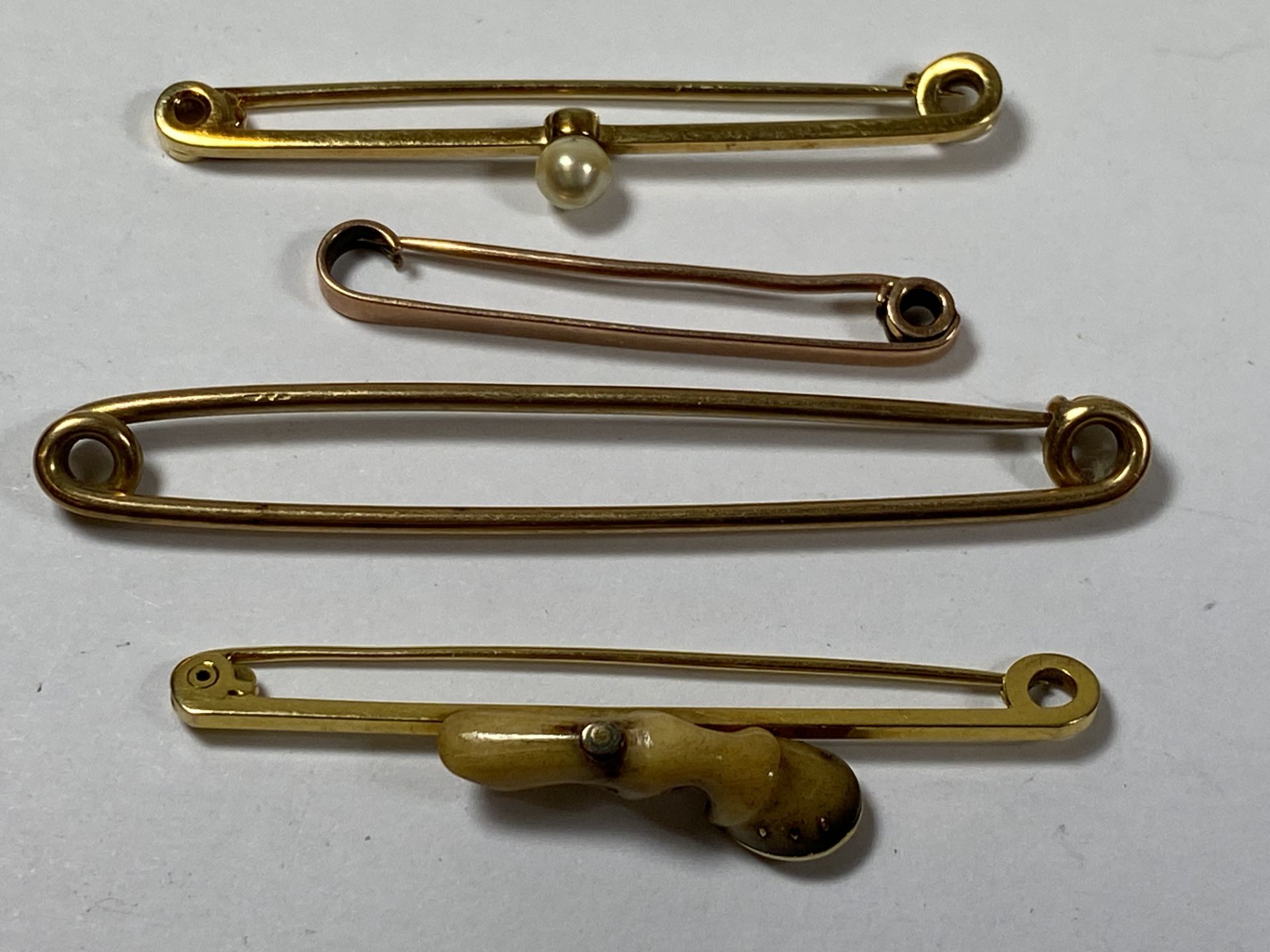 A GROUP OF FOUR 9CT YELLOW GOLD TIE PINS TO INCLUDE HORSE SHOE EXAMPLE, TOTAL WEIGHT 10.48G