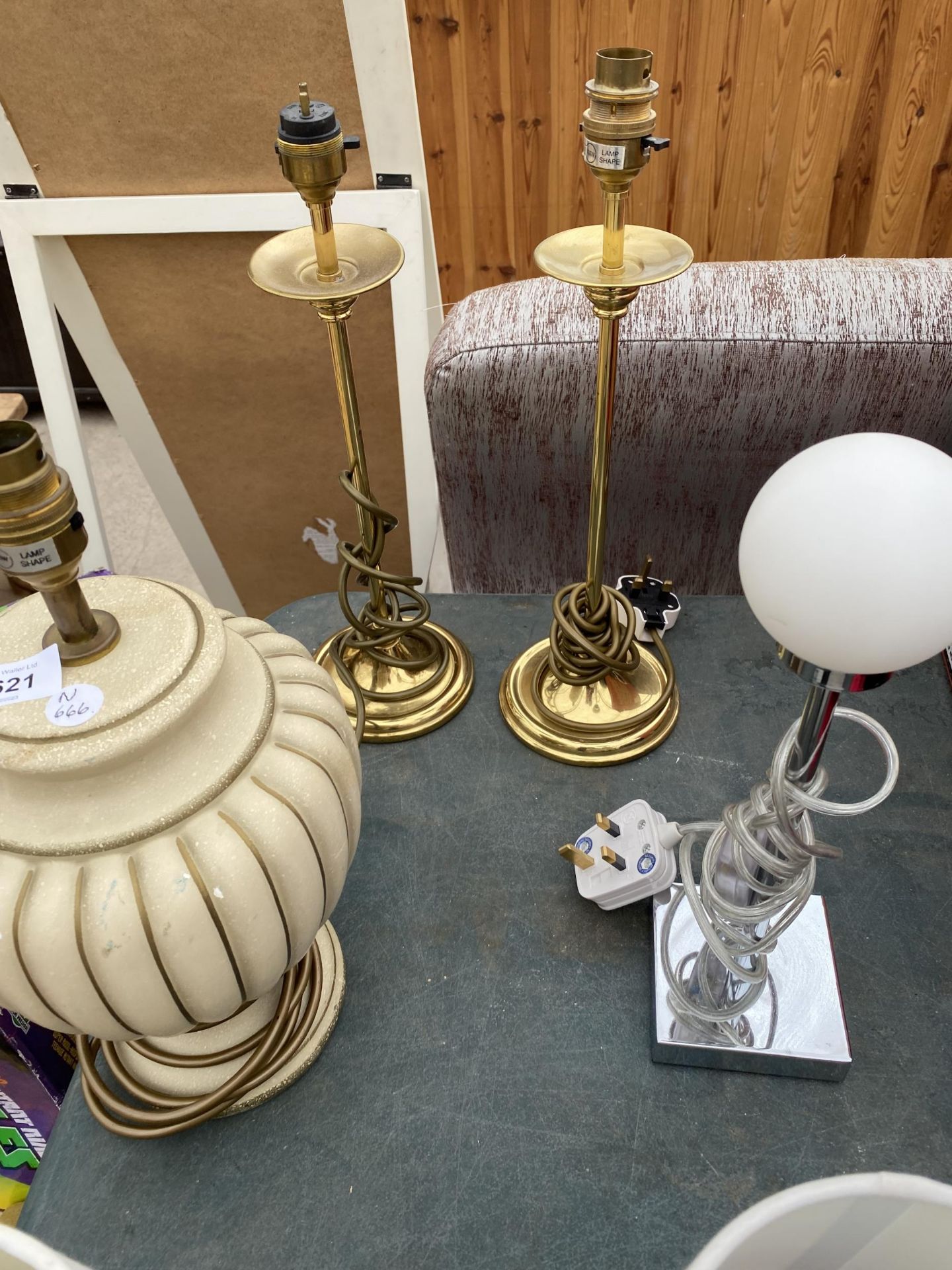 AN ASSORTMENT OF TABLE LAMPS TO INCLUDE TWO BRASS EXAMPLES - Image 2 of 3