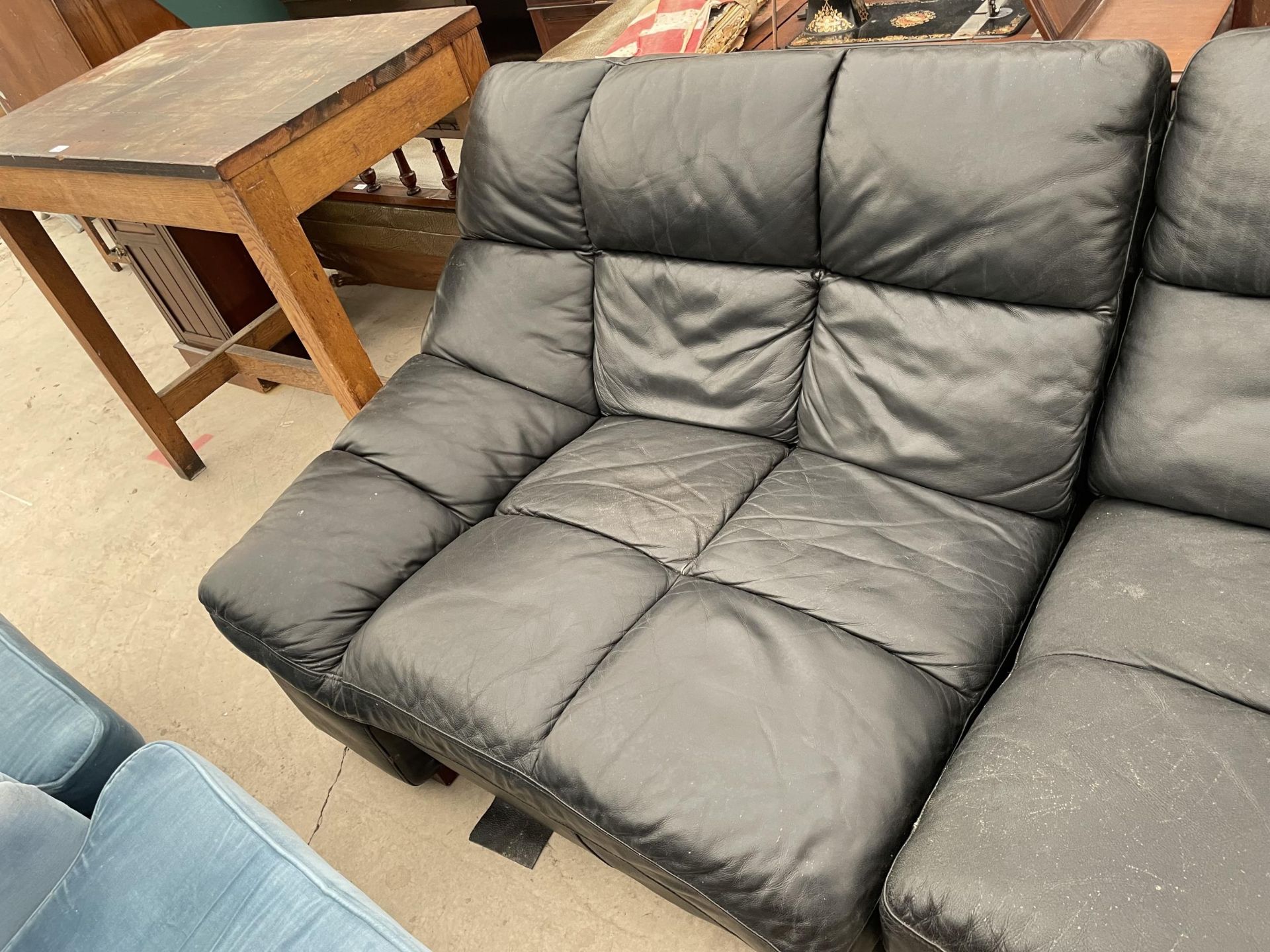 A MODERN BLACK LEATHER FIVE PIECE CORNER SUITE - Image 6 of 6