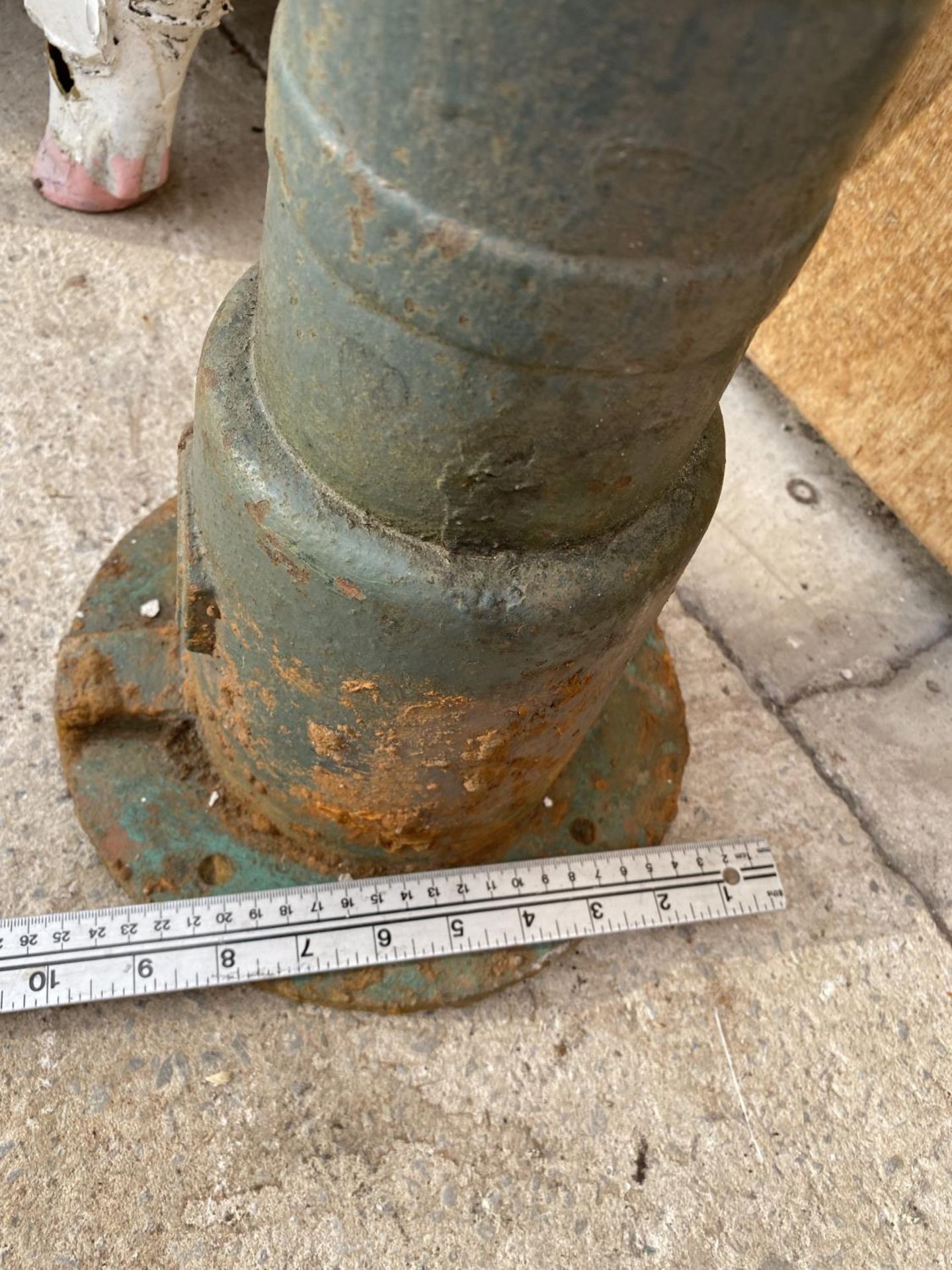 A VINTAGE CAST IRON WATER PUMP (H:132CM) - Image 5 of 5