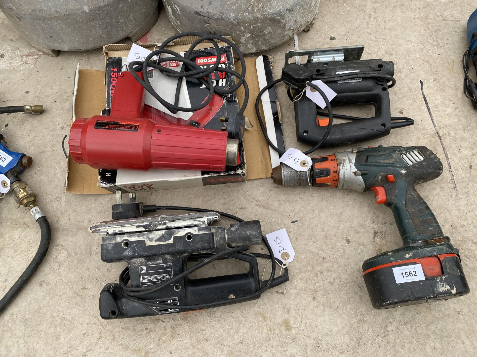 AN ASSORTMENT OF POWER TOOLS TO INCLUDE A JIGSAW AND A BATTERY DRILL ETC