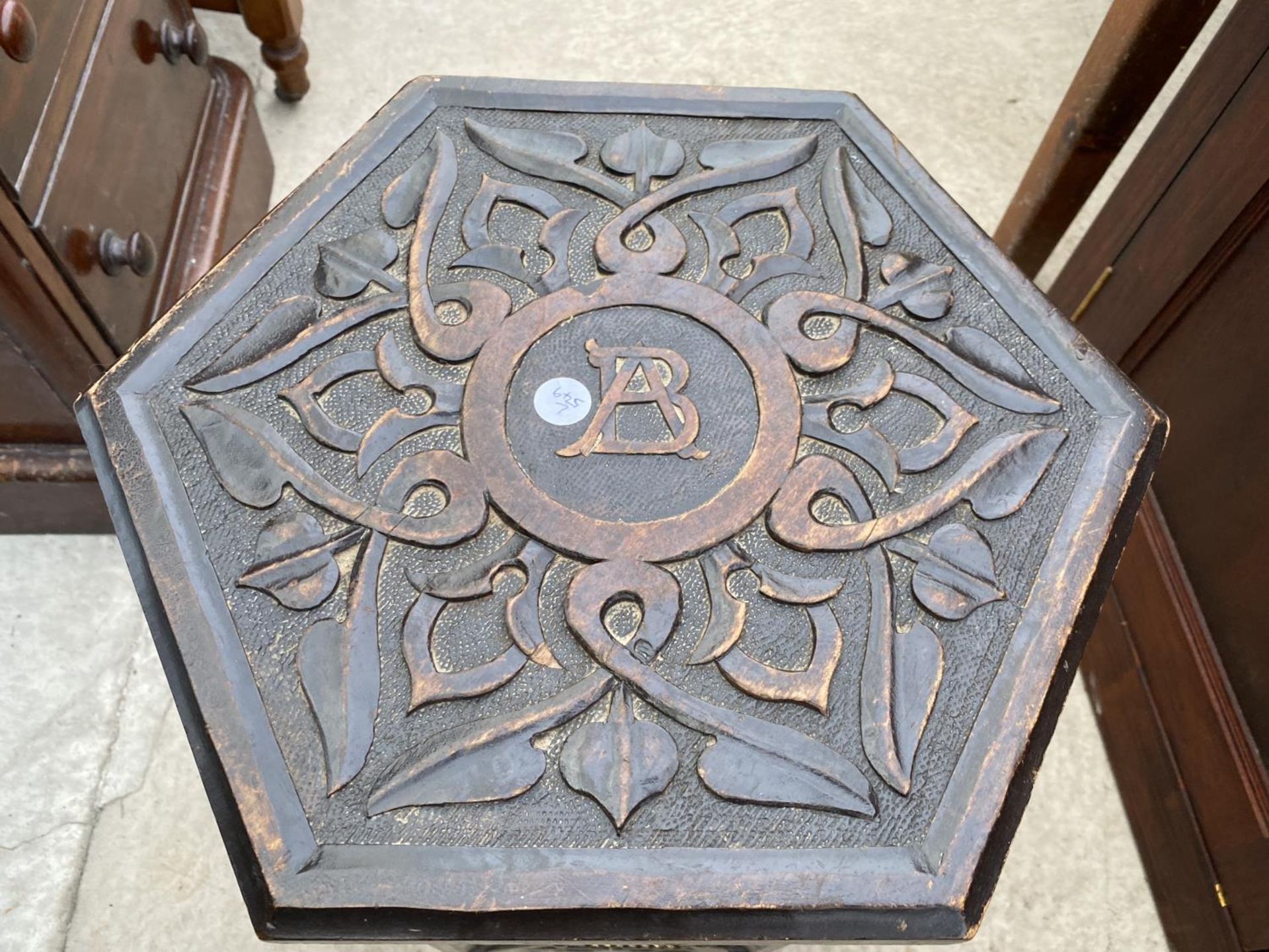 AN ART NOUVEAU INFLUENCE HEXAGONAL COAL/STICK BOX BEARING INITIALS AB, 14.5" ACROSS - Bild 4 aus 6