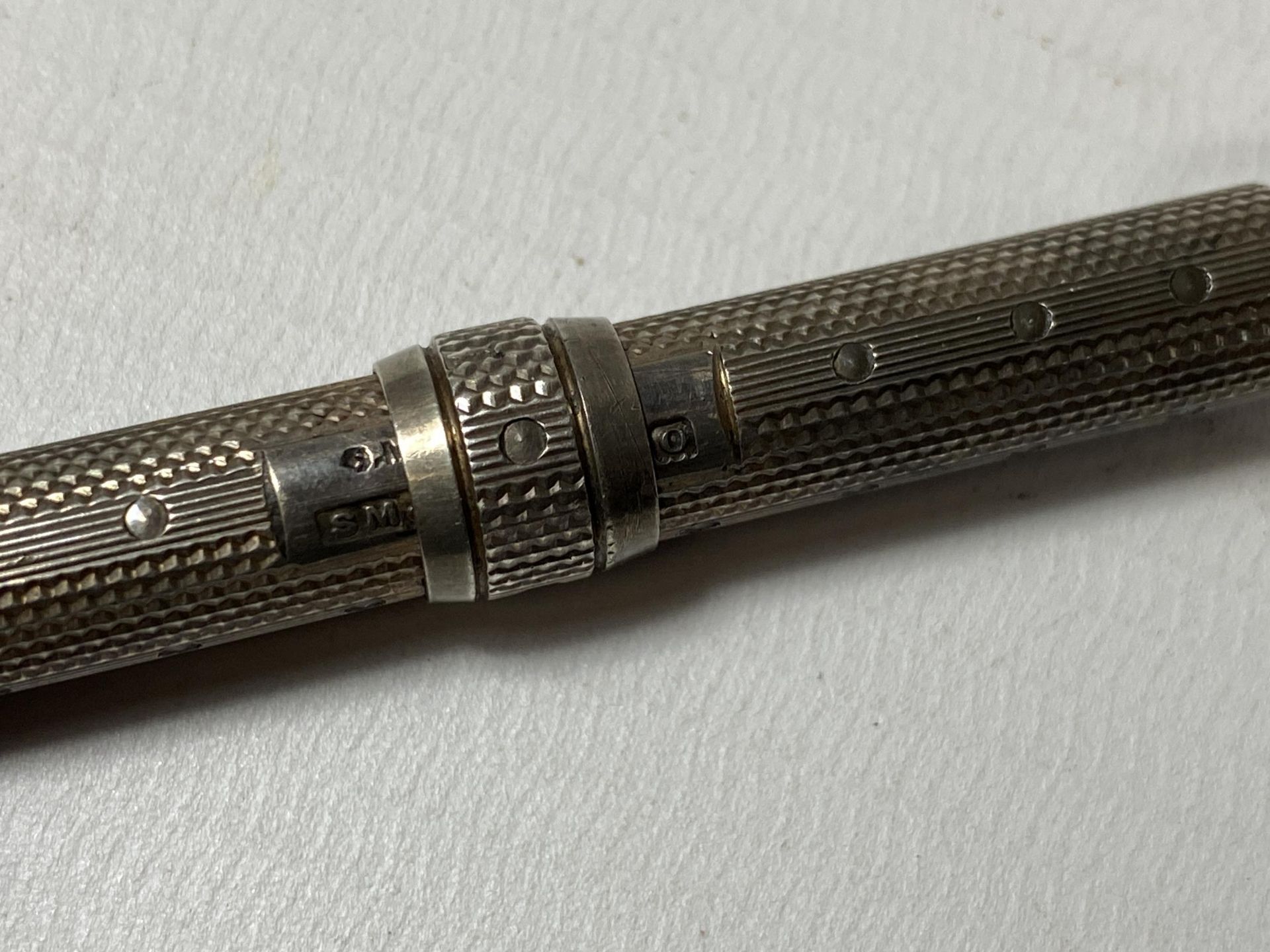 A VINTAGE HALLMARKED SILVER PROPELLING PENCIL - Image 2 of 3