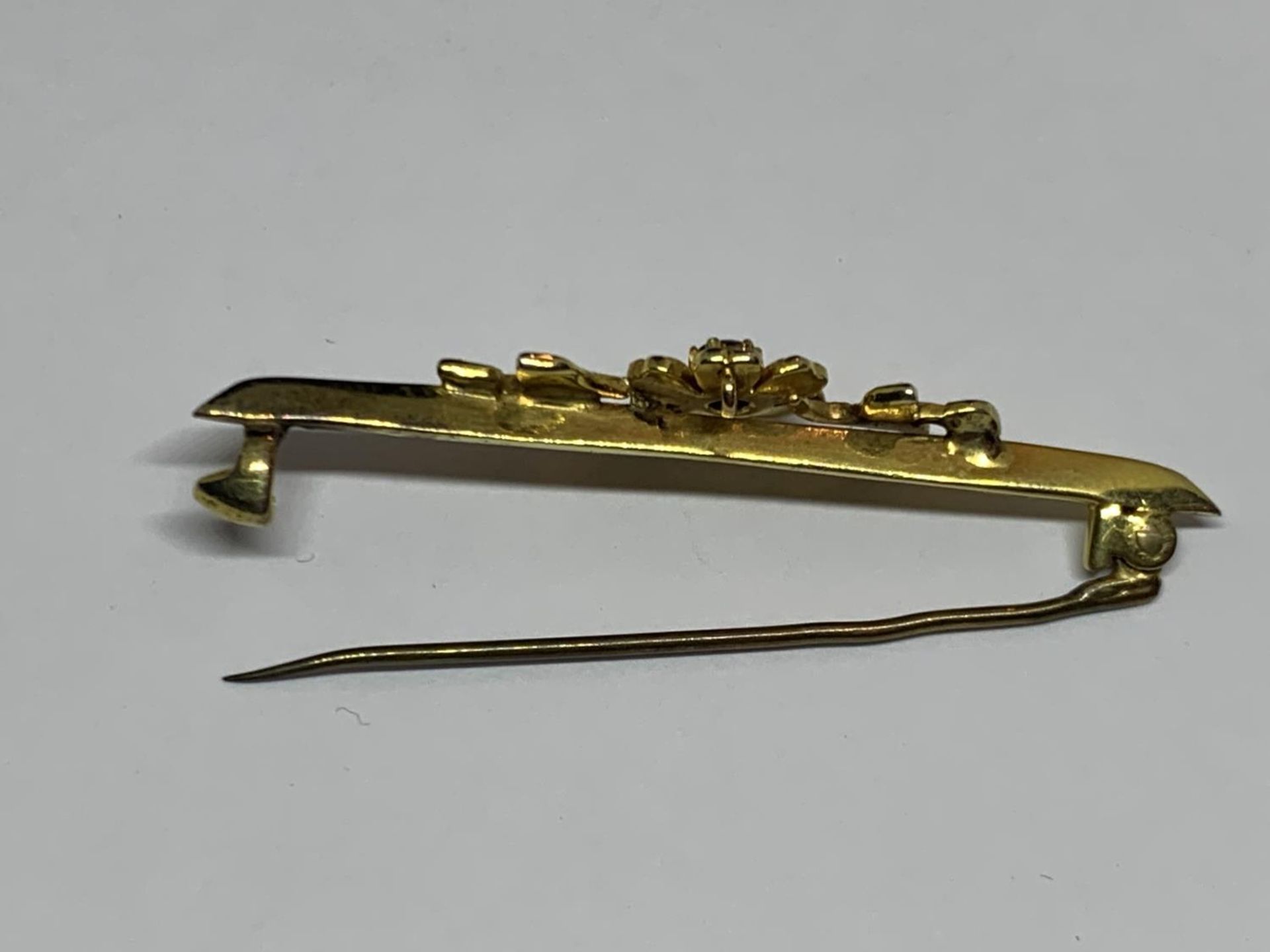 A 10CT YELLOW GOLD FLORAL SEED PEARL BROOCH (MISSING SOME PEARLS), WEIGHT 2.25G, BOXED - Image 2 of 4