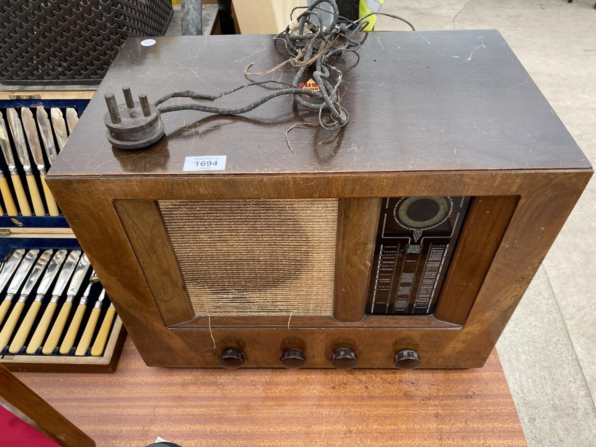 A VINTAGE BUSH VALVE RADIO