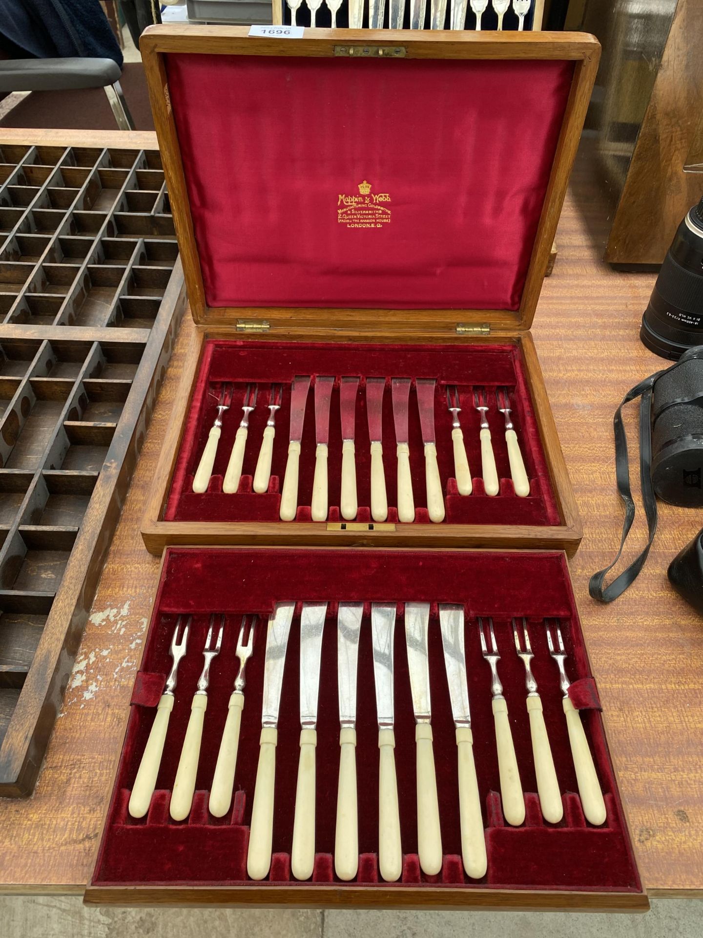 AN OAK CASED CANTEEN OF MAPPIN AND WEBB CUTLERY