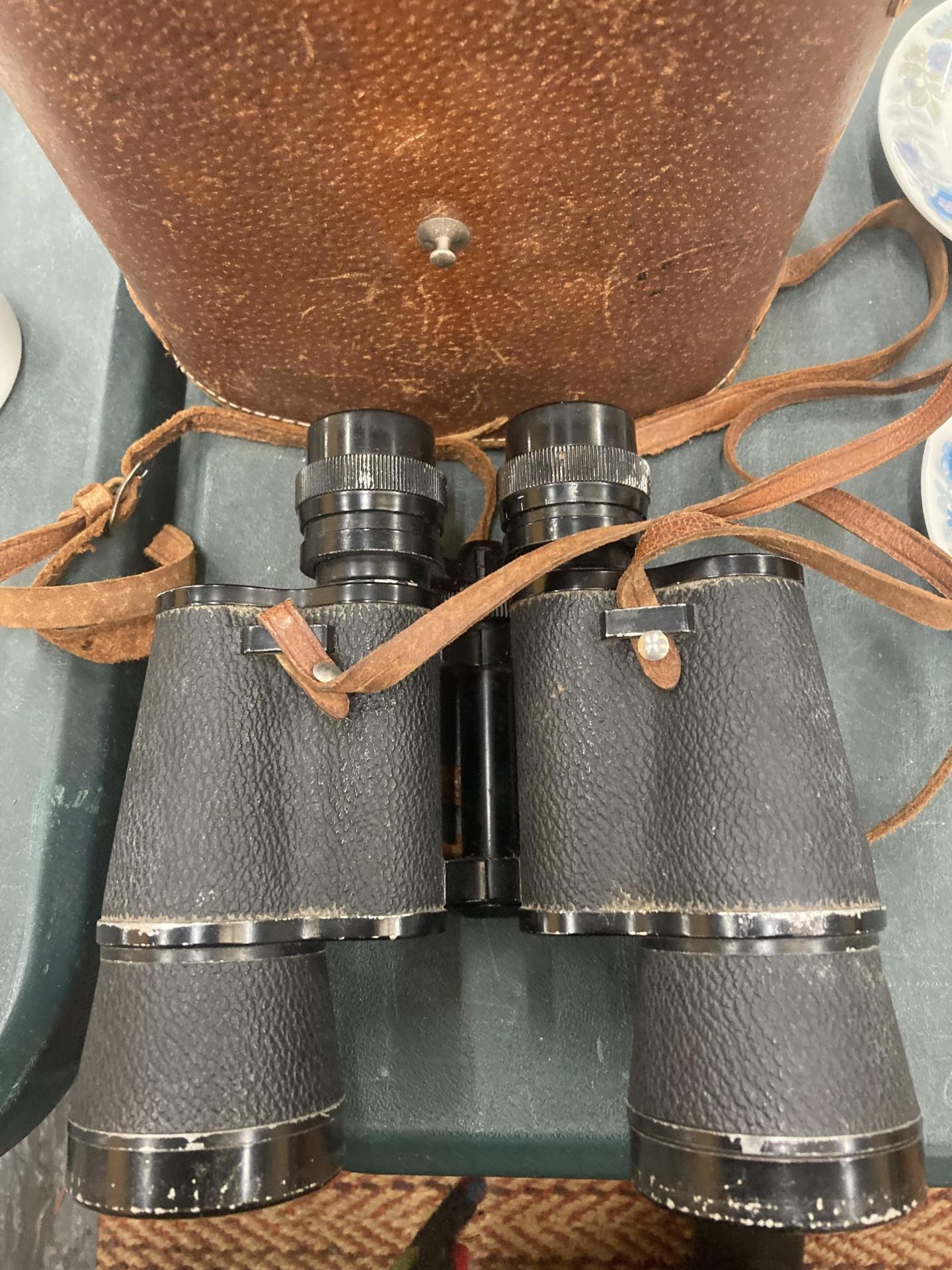 A PAIR OF ZENITH 7 X 50 FIELD BINOCULARS IN A LEATHER CASE - Bild 4 aus 5