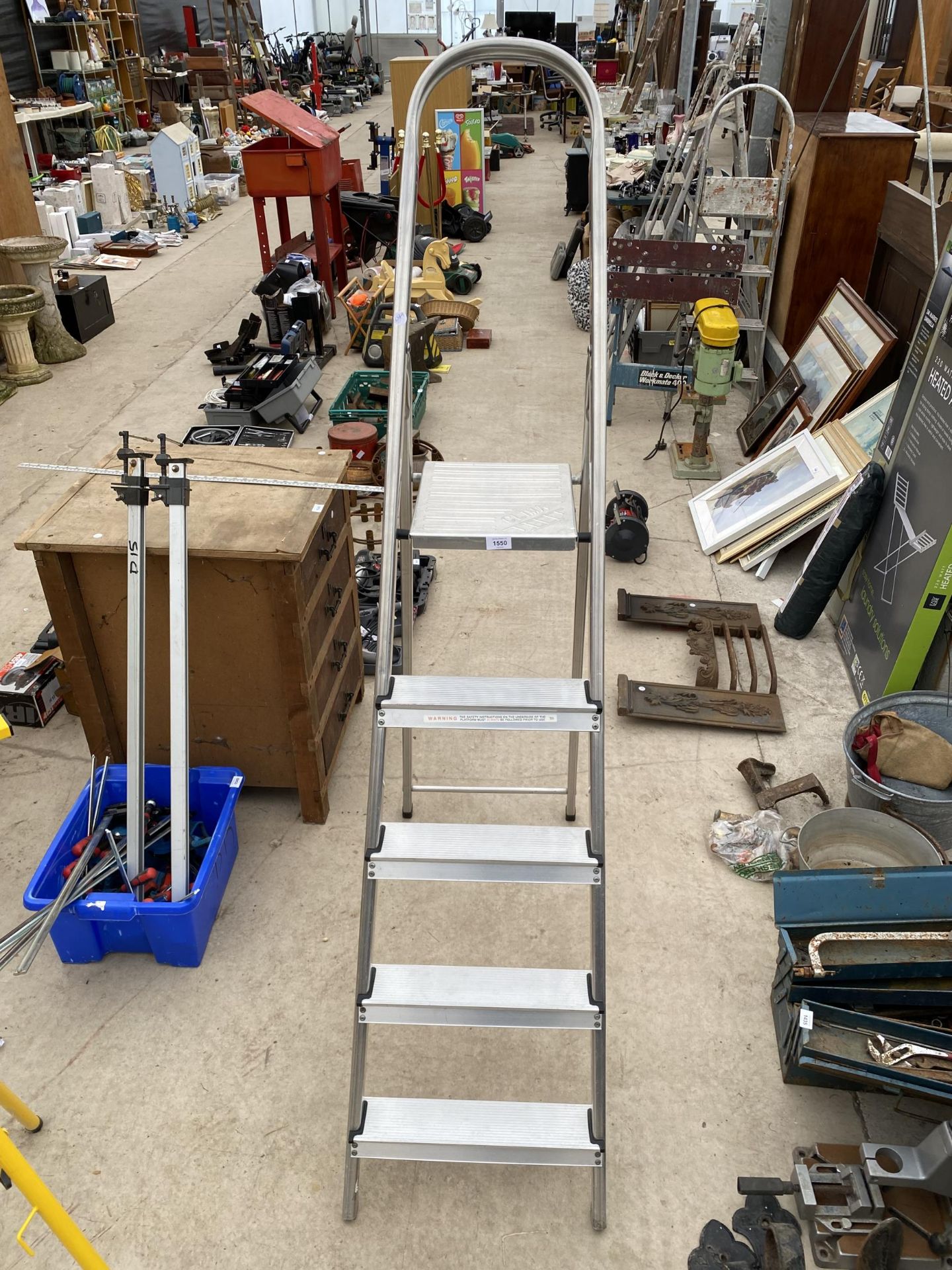 A FOUR RUNG ALUMINIUM STEP LADDER