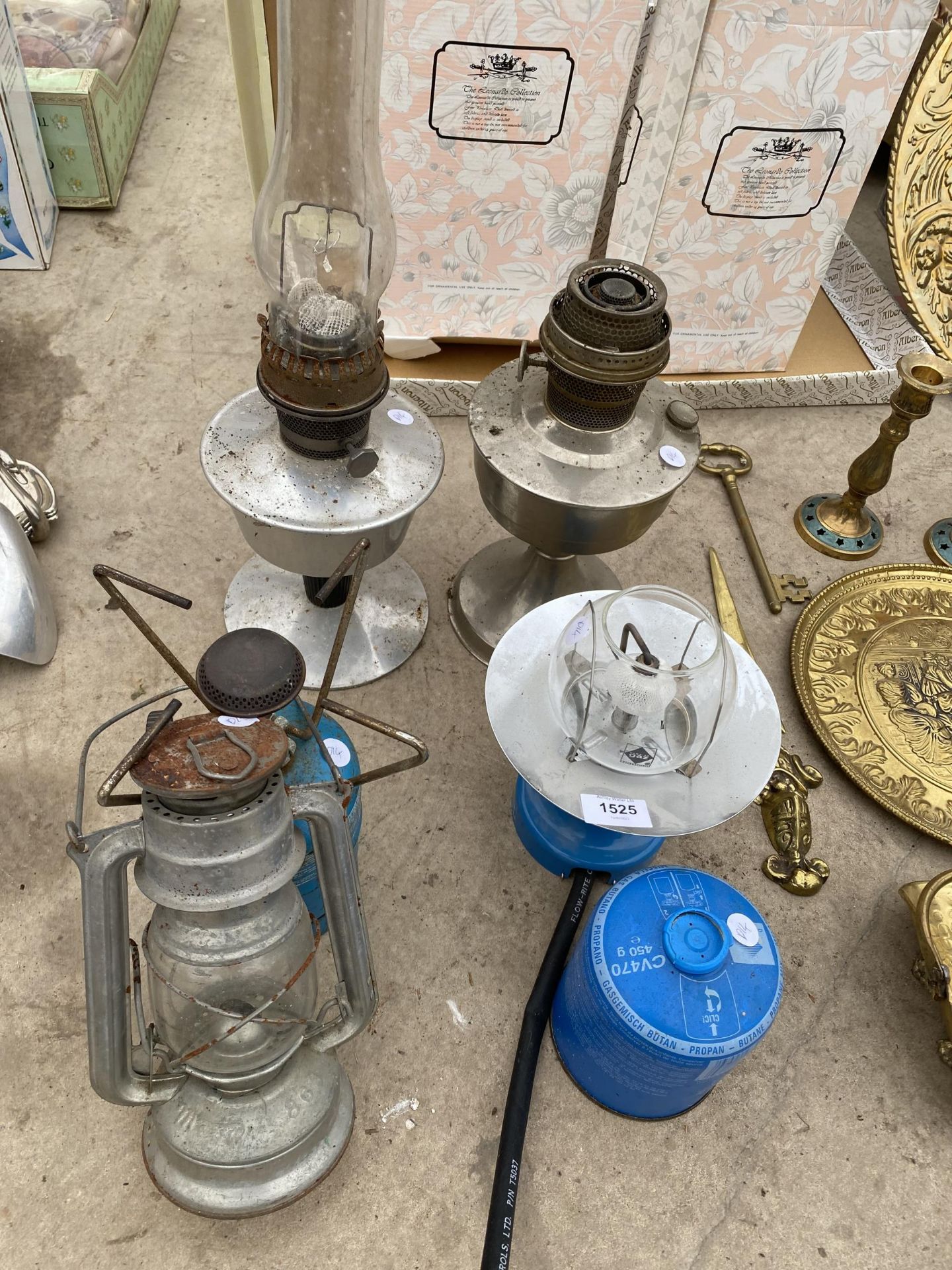 AN ASSORTMENT OF CAMPING STOVES, OIL LAMPS AND A PARAFIN LAMP ETC