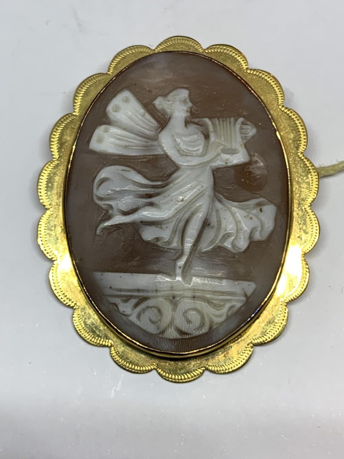 A VICTORIAN CARVED CAMEO BROOCH SET IN 9CT YELLOW GOLD MOUNT, BOXED