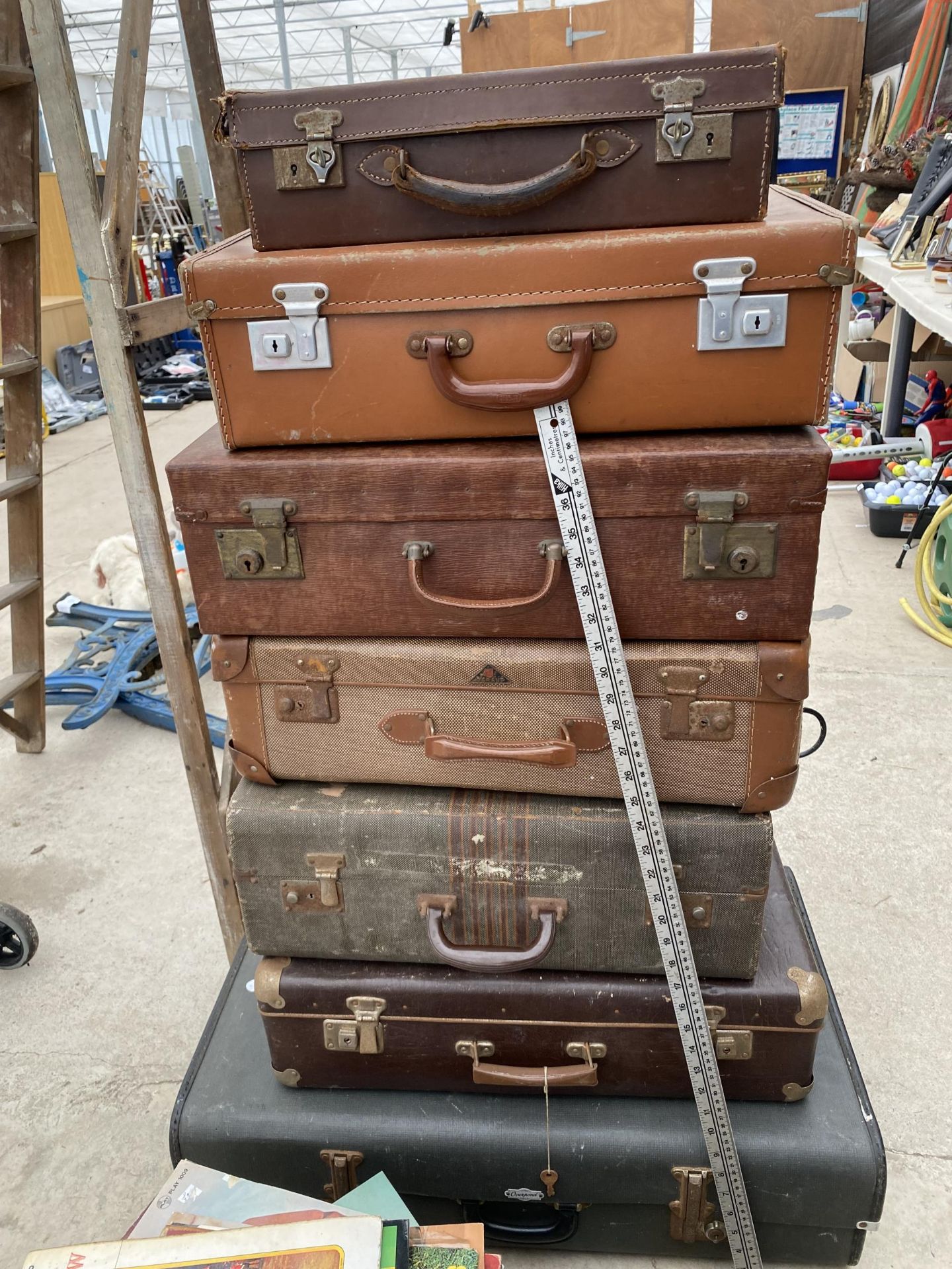 SEVEN VARIOUS VINTAGE TRAVEL CASES - Image 2 of 3