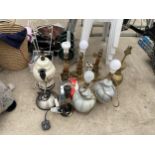AN ASSORTMENT OF TABLE LAMPS TO INCLUDE FOUR BRASS EXAMPLES ETC