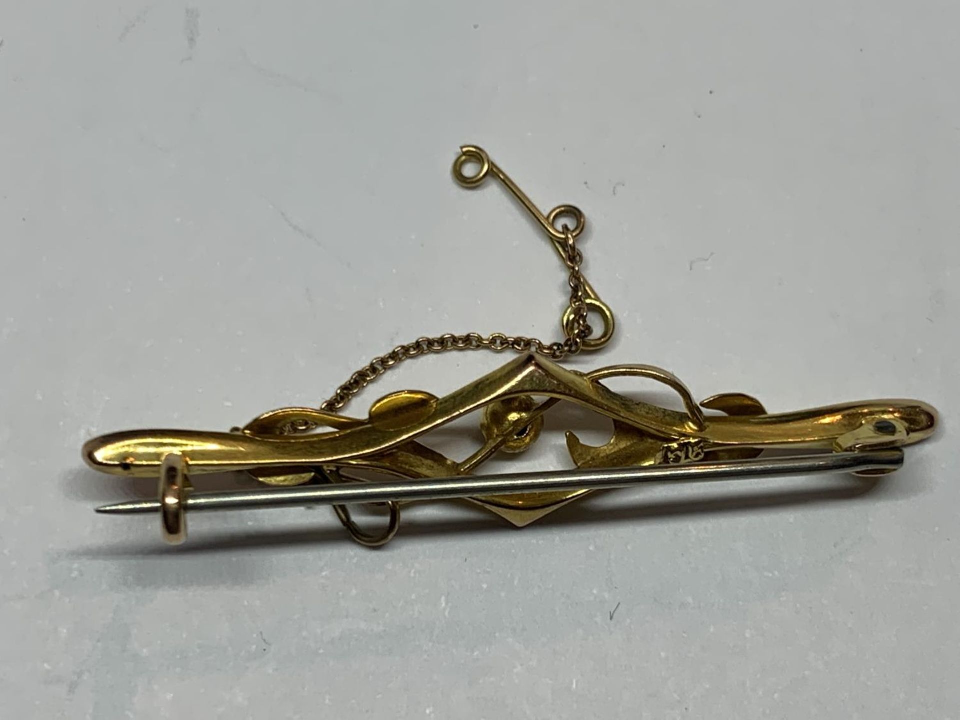 A VINTAGE 9CT YELLOW GOLD PIN BROOCH, WEIGHT 1.96 G - Image 3 of 3